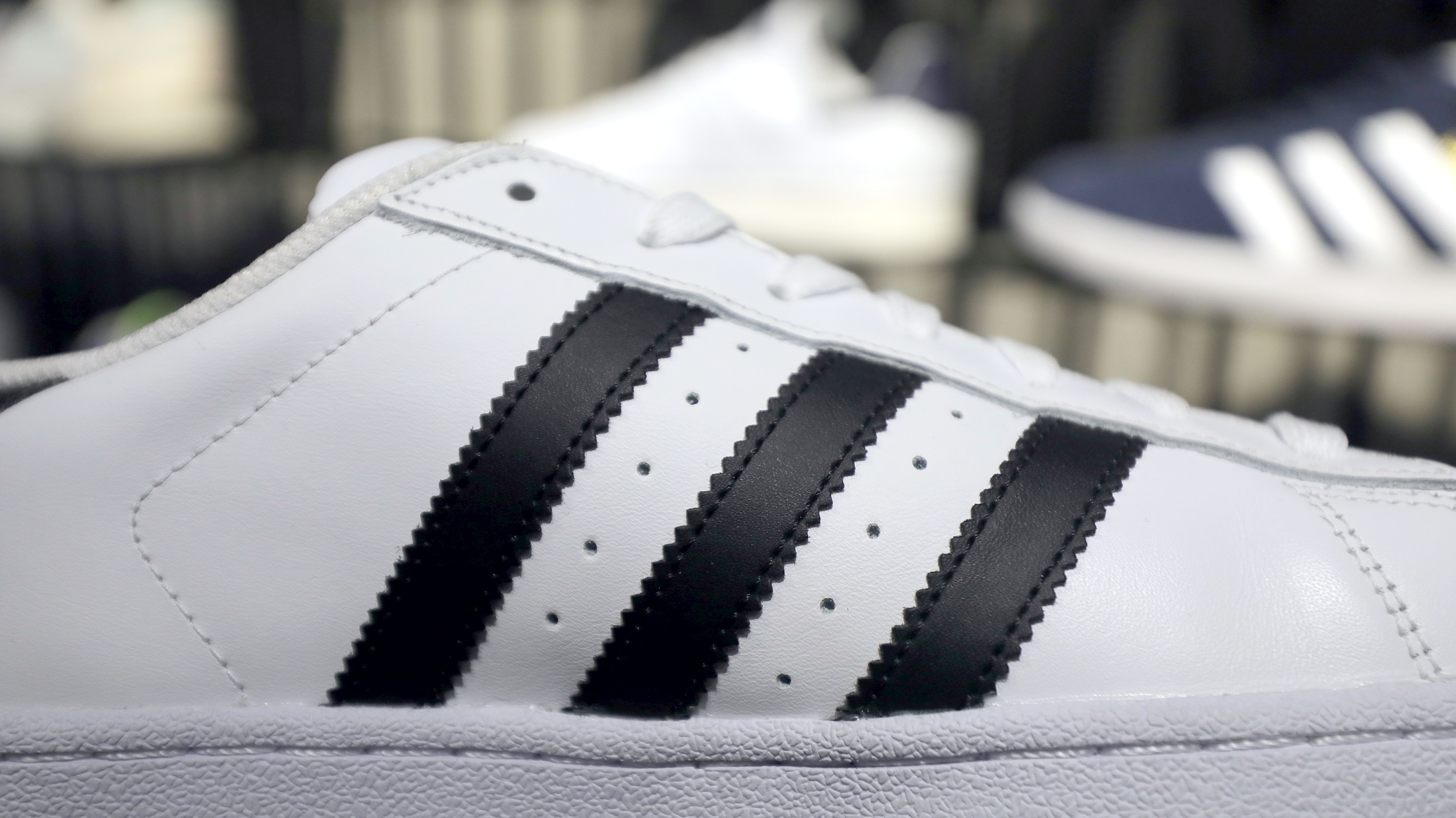 Adidas verliert Rechtsstreit am EU Gericht | BR24 Adidas verliert Rechtsstreit am EU Gericht | BR24