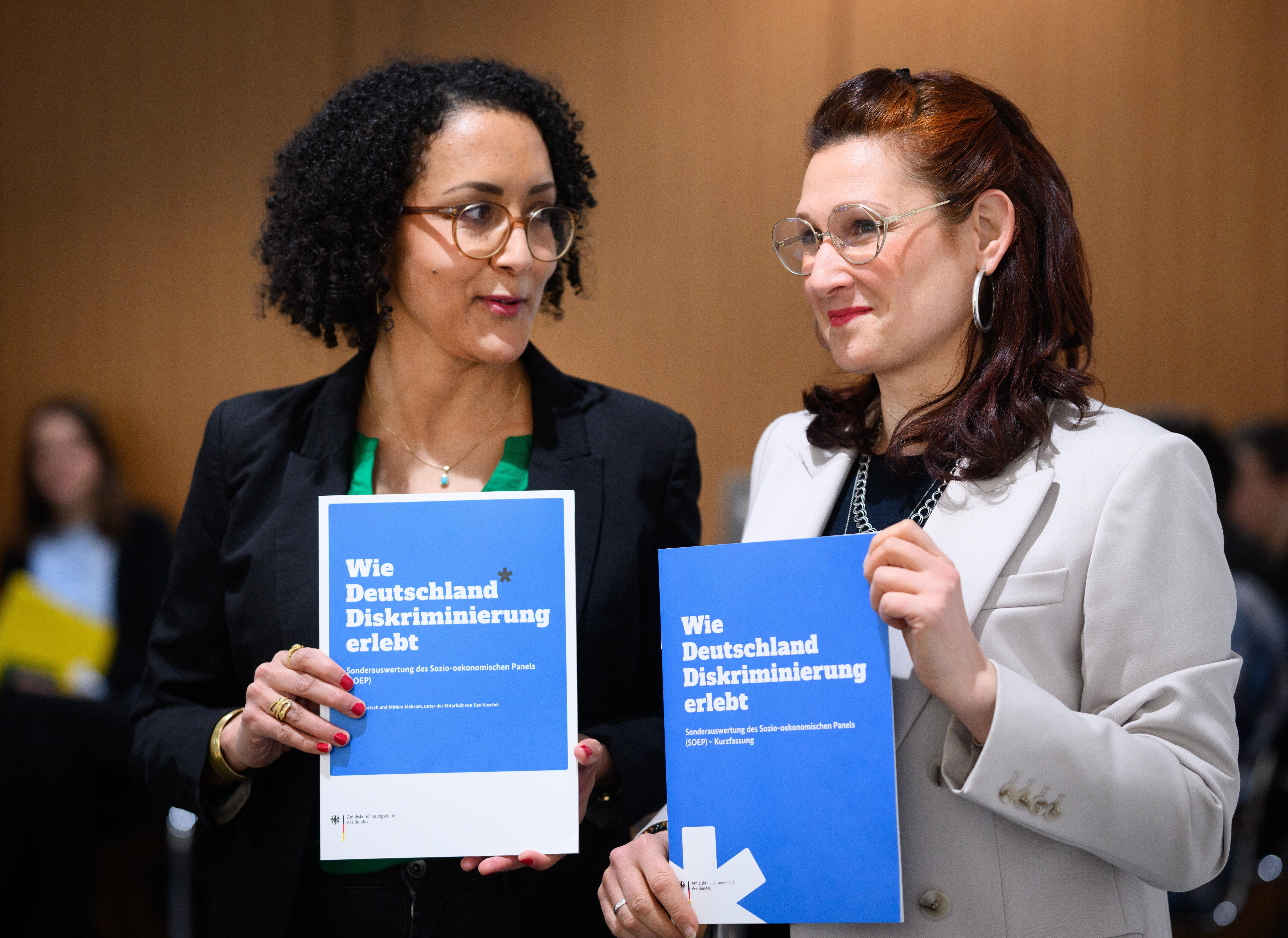 Ferda Ataman (r), Unabhängige Bundesbeauftragte für Antidiskriminierung, und Samera Bartsch, Deutsches Zentrum für Integrations- und Migrationsforschung (DeZIM), stellen bei einer Pressekonferenz die Zahlen des sozio-ökonomischen Panels (SOEP) zu Diskriminierungserfahrungen in Deutschland vor. Das SOEP ist eine der weltweit größten und am längsten laufenden multidisziplinären Panelstudien. Erstmals wurden in der letzten repräsentativen Großbefragung auch Daten zu Diskriminierungserfahrungen erhoben.