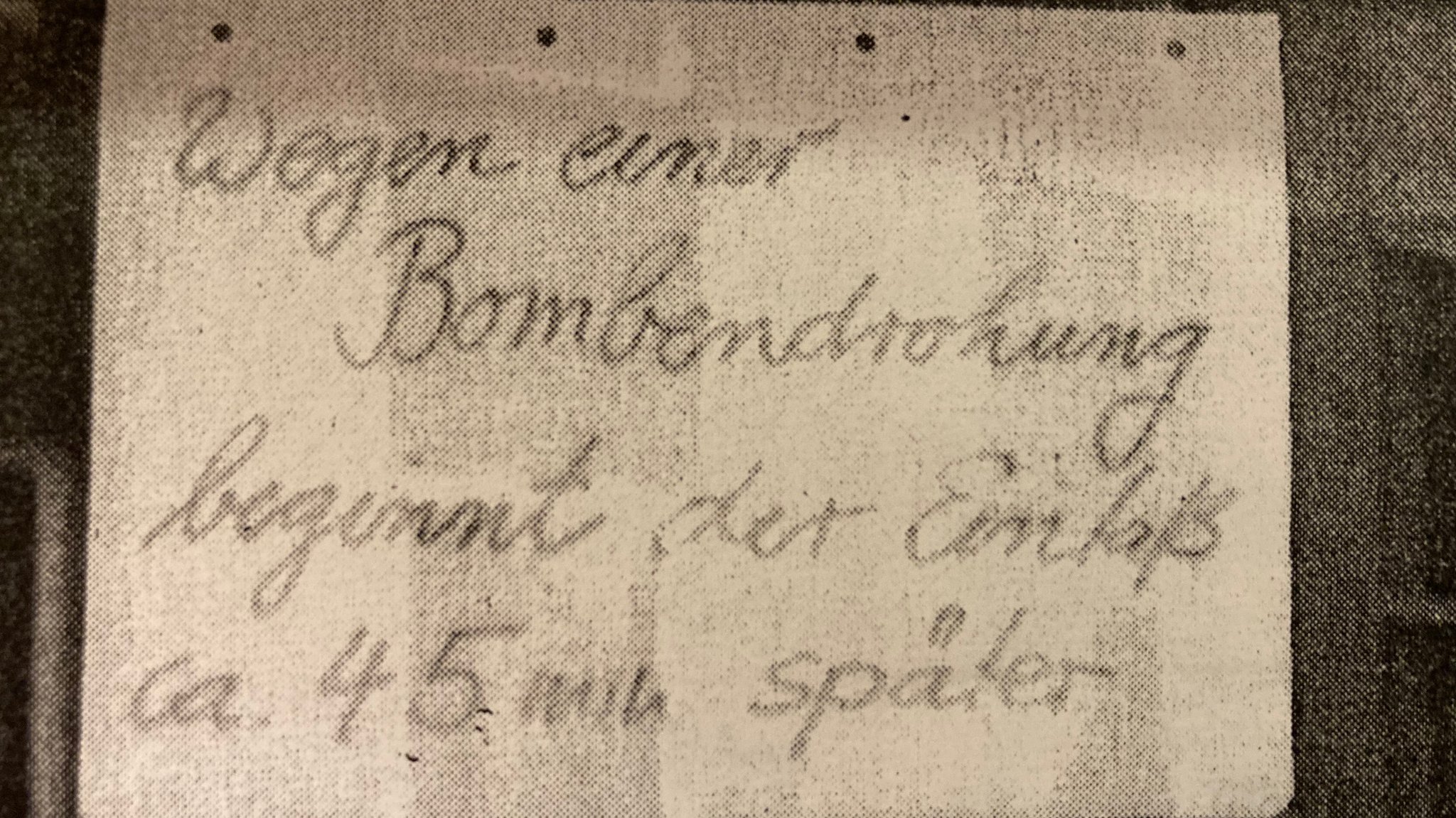 Zettel mit Aufschrift "Bombendrohung"