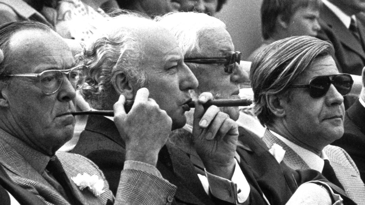 1974 im Olympiastadion: der Pfeife rauchende Prinz Bernhard der Niederlande, der Zigarre rauchende Bundespräsident Walter Scheel, FIFA-Ehrenpräsident Sir Stanley Rous und Bundeskanzler Helmut Schmidt.