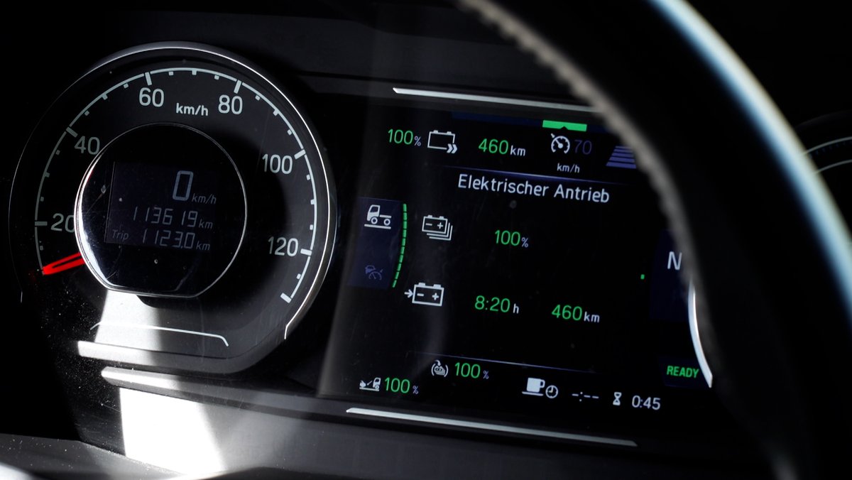 Der Bordcomputer gibt an, die Batterien des Sattelschleppers sind vollgeladen, die Reichweite beträgt 460 Kilometer.