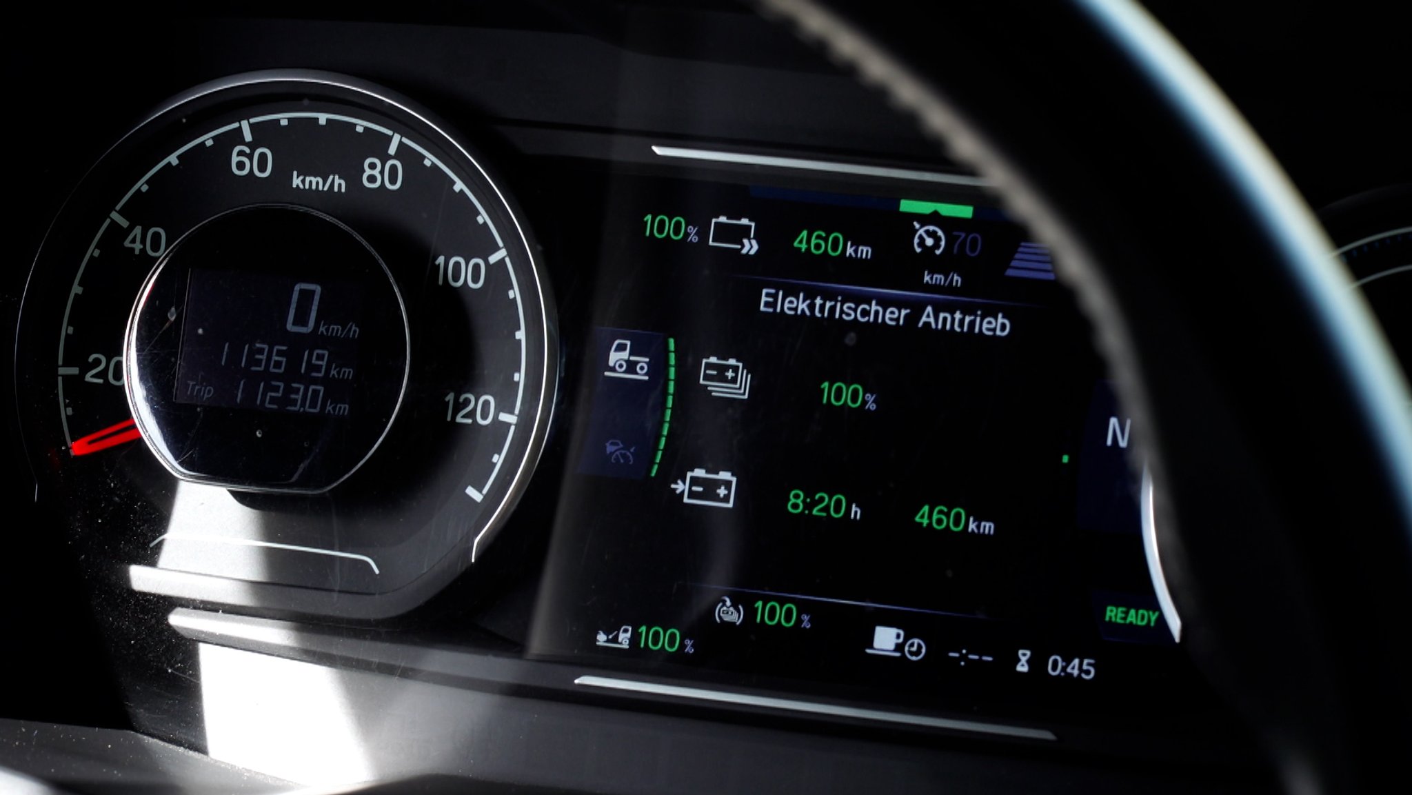 Der Bordcomputer gibt an, die Batterien des Sattelschleppers sind vollgeladen, die Reichweite beträgt 460 Kilometer.