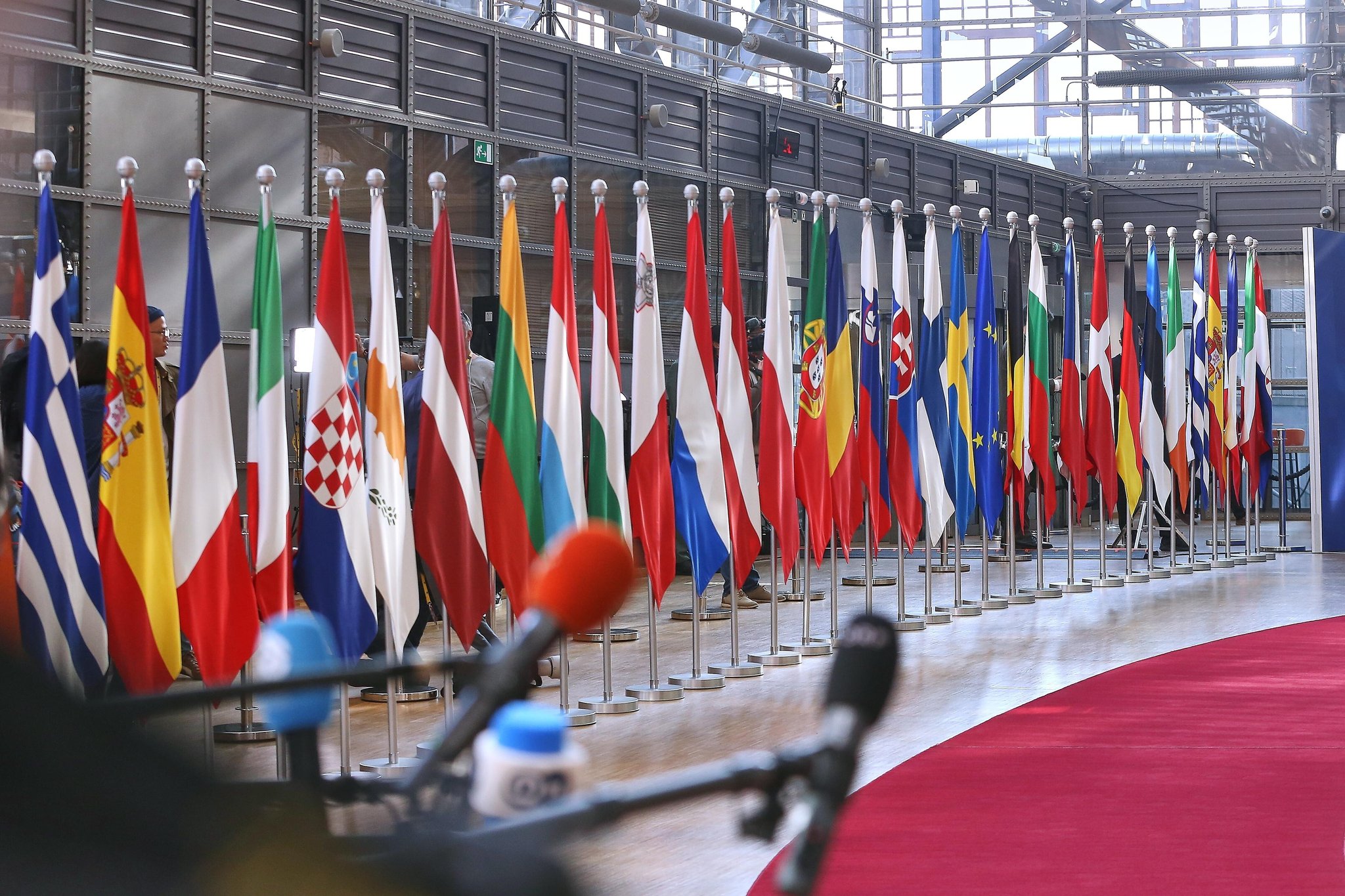 Brüssel, Belgien: Europa-Gebäude: EU-Gipfel: Fahnen der 27 Mitgliedsländer der Europäischen Union | Bild: picture alliance / dts-Agentur | - Brüssel, Belgien: Europa-Gebäude: EU-Gipfel: Fahnen der 27 Mitgliedsländer der Europäischen Union