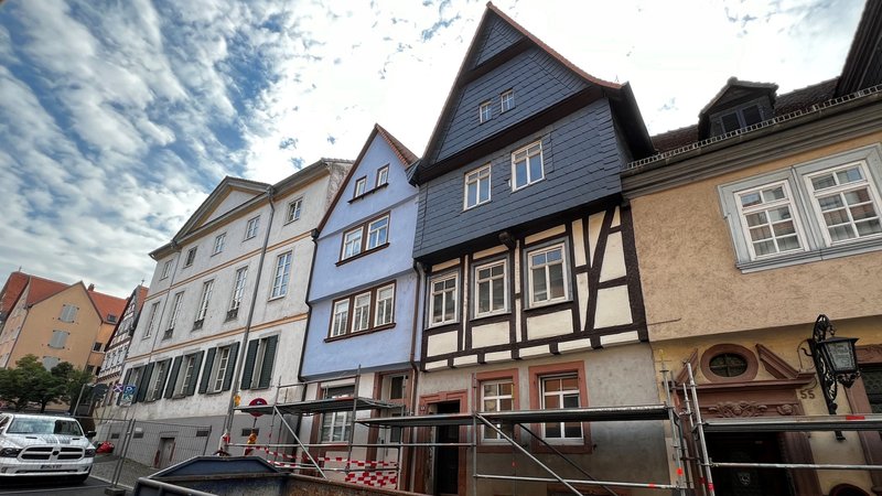 Wegen des einsturzgefährdeten Fachwerkhauses (mit Schieferverkleidung) ist die Aschaffenburger Dalbergstraße gesperrt. | Bild: BR/Kai Asmussen Wegen des einsturzgefährdeten Fachwerkhauses (mit Schieferverkleidung) ist die Aschaffenburger Dalbergstraße gesperrt.