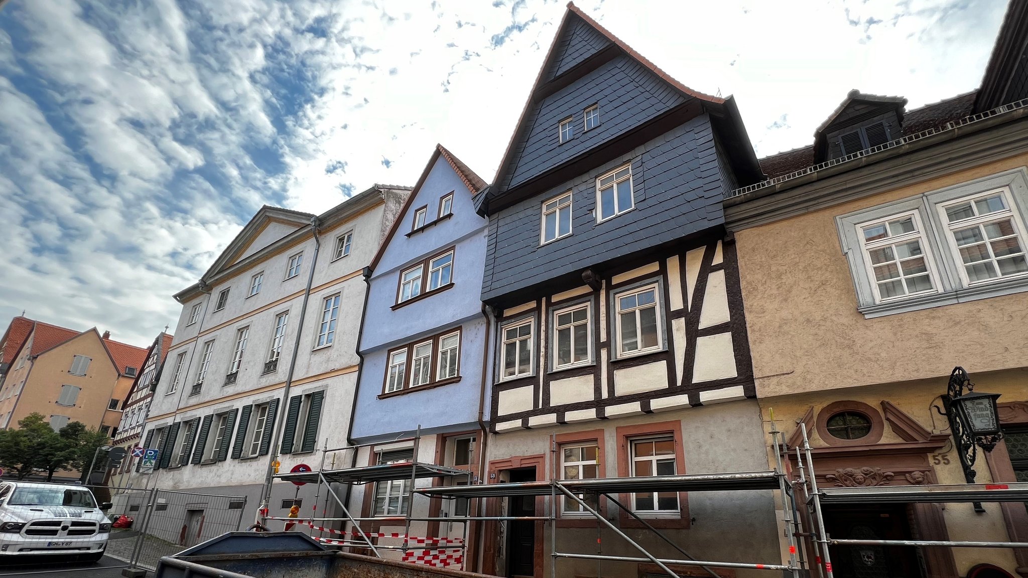 Wegen des einsturzgefährdeten Fachwerkhauses (mit Schieferverkleidung) ist die Aschaffenburger Dalbergstraße gesperrt.