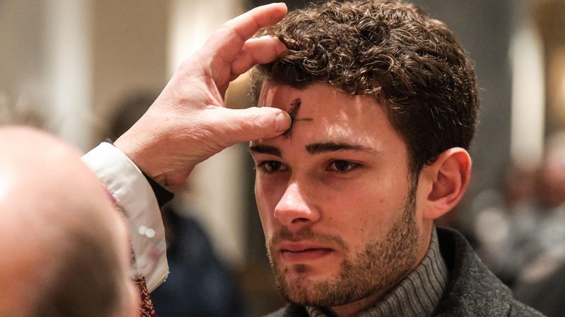 Ein Priester zeichnet einem Mann ein Kreuz aus Asche auf die Stirn. | Bild: picture alliance Ein Priester zeichnet einem Mann ein Kreuz aus Asche auf die Stirn.