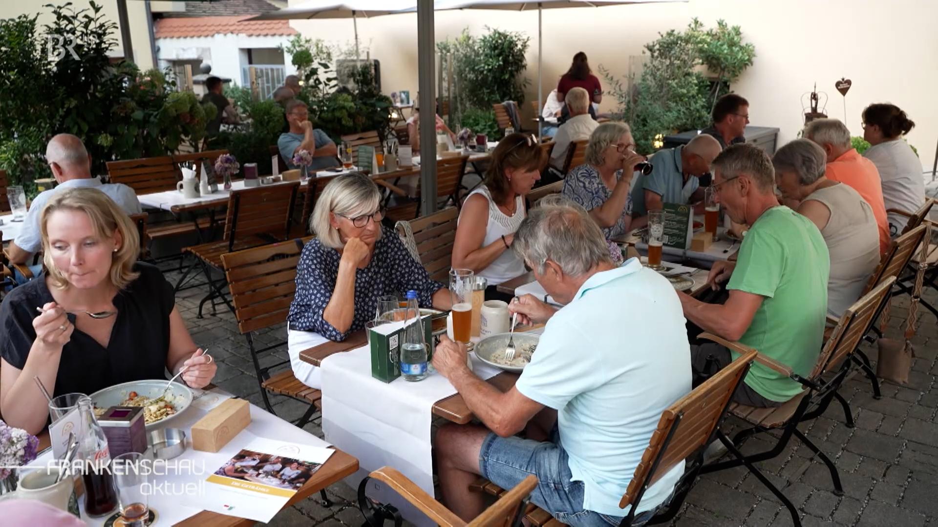 Gefüllter Biergarten in Oberfranken.