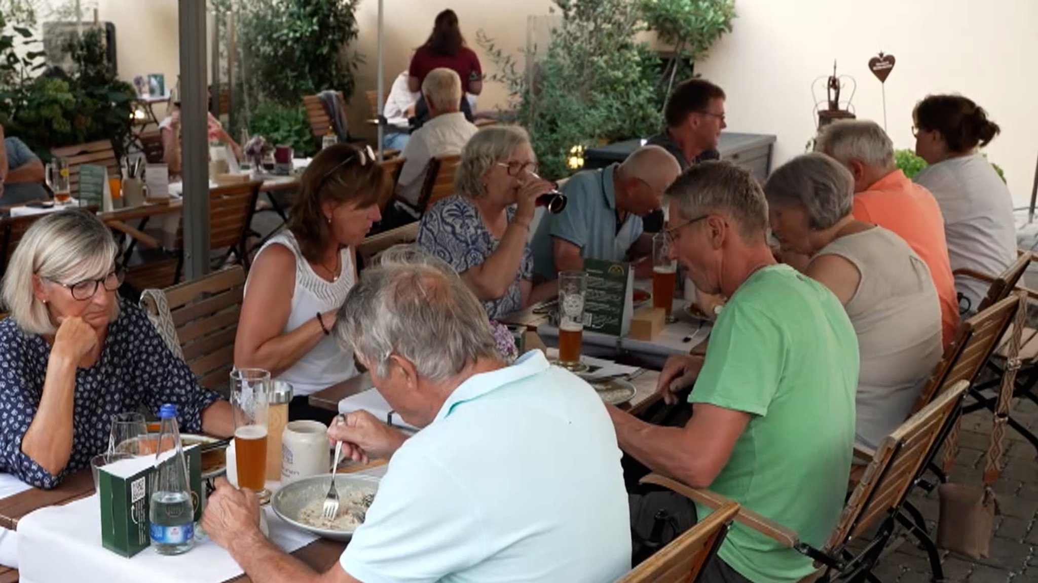 Gefüllter Biergarten in Oberfranken.