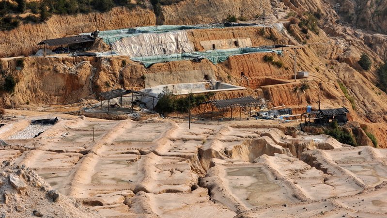 Ein Tagebau für sogenannte seltene Erden. Diese Rohstoffe sind für moderne Technikprodukte unerlässlich. Die EU ist hier aber stark von anderen Ländern abhängig. | Bild: dpa-Bildfunk/Str Ein Tagebau für sogenannte seltene Erden. Diese Rohstoffe sind für moderne Technikprodukte unerlässlich. Die EU ist hier aber stark von anderen Ländern abhängig.