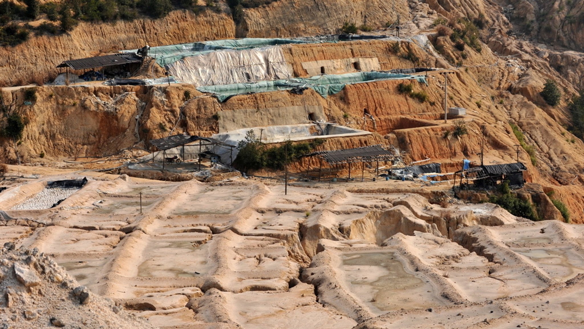 Ein Tagebau für sogenannte seltene Erden. Diese Rohstoffe sind für moderne Technikprodukte unerlässlich. Die EU ist hier aber stark von anderen Ländern abhängig.