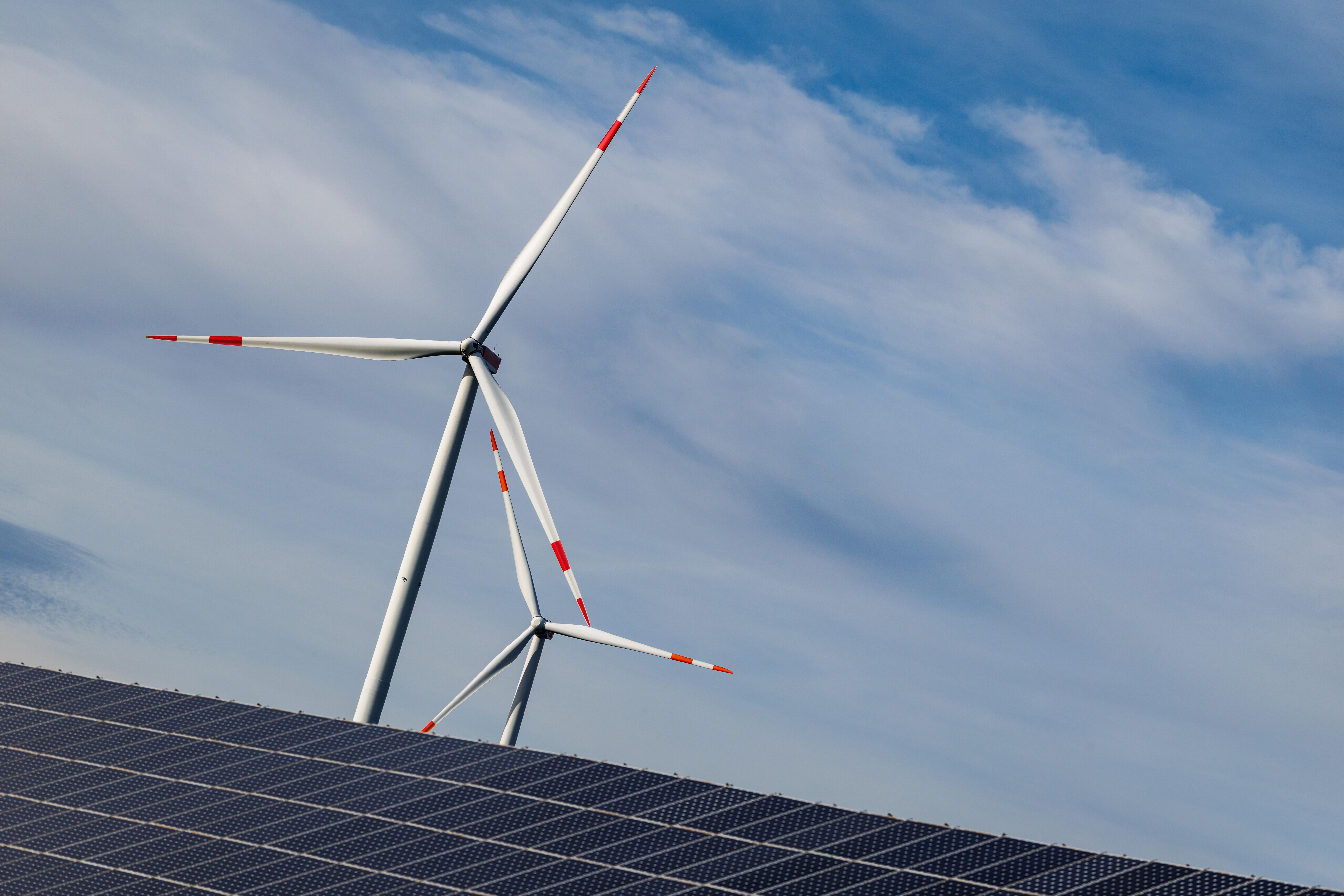 Symbolbild: Solar- und Windenergie in Bayern