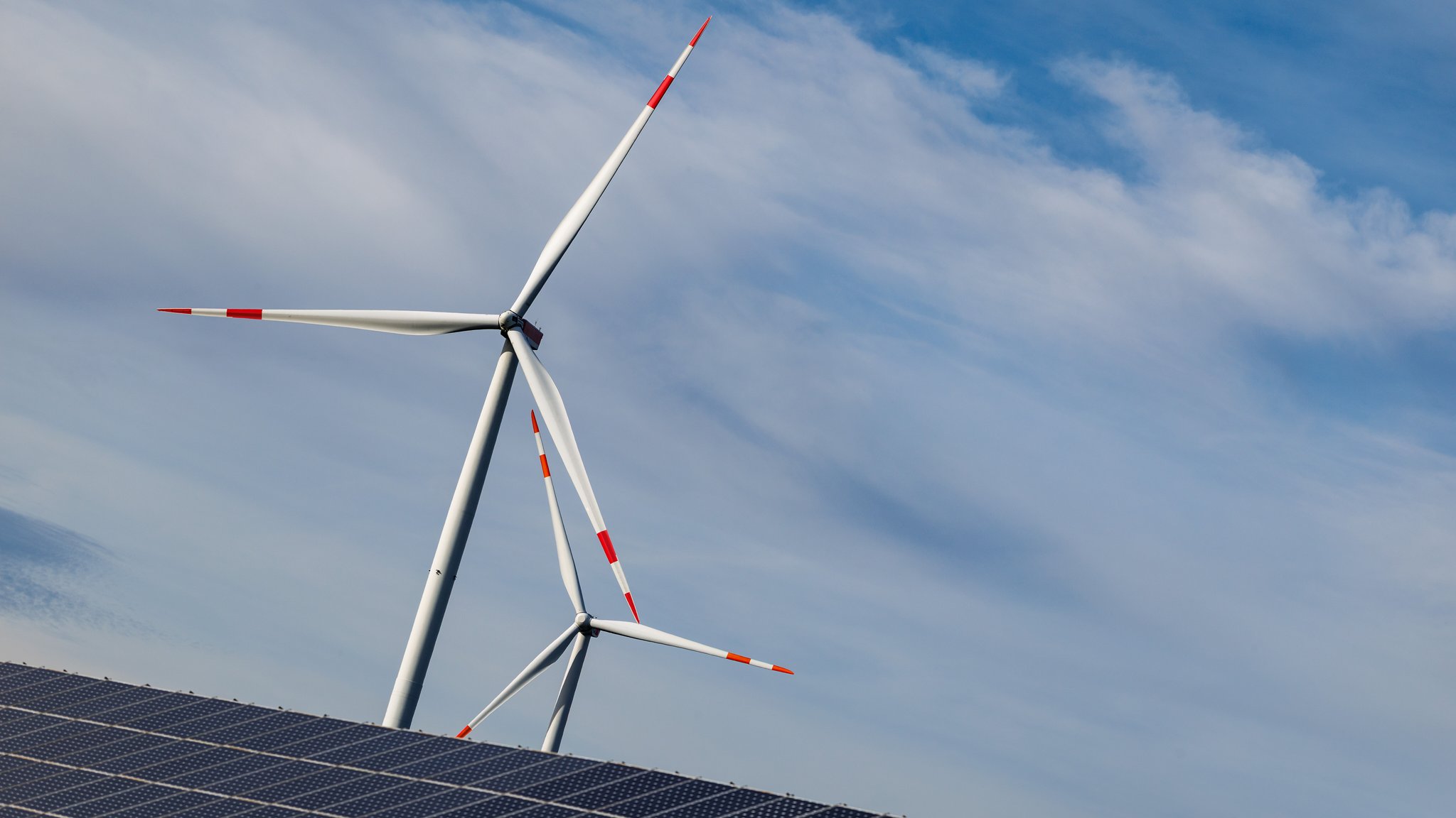 Symbolbild: Solar- und Windenergie in Bayern