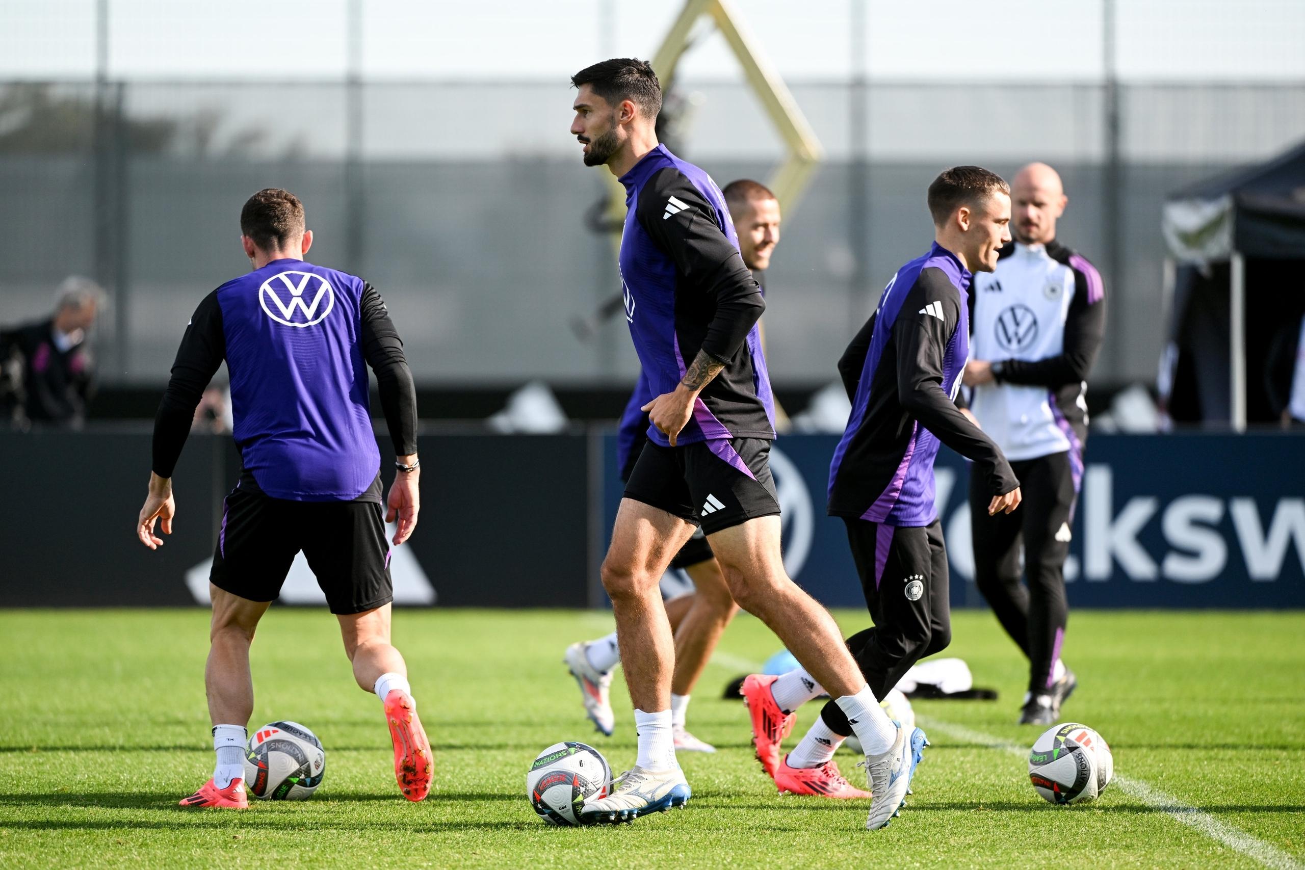 09.10.2024, Bayern, Herzogenaurach: Fußball, Nationalmannschaft, vor den Nations-League-Spielen, Deutschland, Training, Tim Kleindienst (M) und Florian Wirtz (r) trainieren. Foto: Armin Weigel/dpa +++ dpa-Bildfunk +++