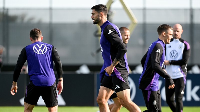 09.10.2024, Bayern, Herzogenaurach: Fußball, Nationalmannschaft, vor den Nations-League-Spielen, Deutschland, Training, Tim Kleindienst (M) und Florian Wirtz (r) trainieren. Foto: Armin Weigel/dpa +++ dpa-Bildfunk +++ | Bild: dpa-Bildfunk/Armin Weigel 09.10.2024, Bayern, Herzogenaurach: Fußball, Nationalmannschaft, vor den Nations-League-Spielen, Deutschland, Training, Tim Kleindienst (M) und Florian Wirtz (r) trainieren. Foto: Armin Weigel/dpa +++ dpa-Bildfunk +++
