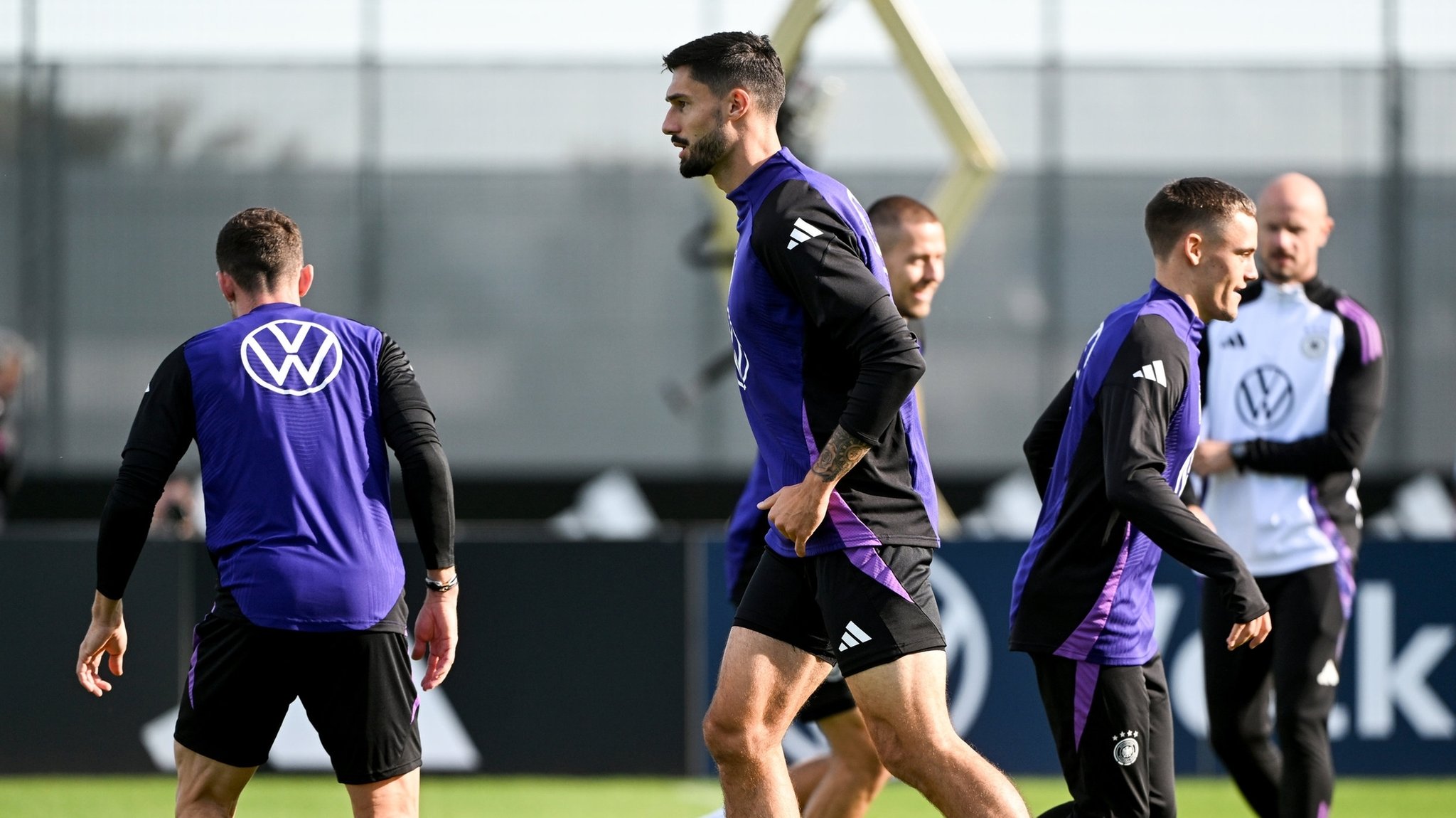 09.10.2024, Bayern, Herzogenaurach: Fußball, Nationalmannschaft, vor den Nations-League-Spielen, Deutschland, Training, Tim Kleindienst (M) und Florian Wirtz (r) trainieren. Foto: Armin Weigel/dpa +++ dpa-Bildfunk +++