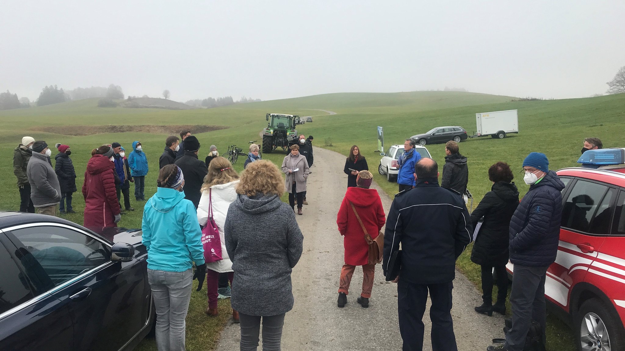 Mitglieder des Umweltausschusses des Bayerischen Landtag lsbesichtigen den Ort des geplanten Feuerwerkskörper-Lagers in Wald im Ostallgäu. Mit dabei auch Behördenvertreter und Bürger aus Wald.