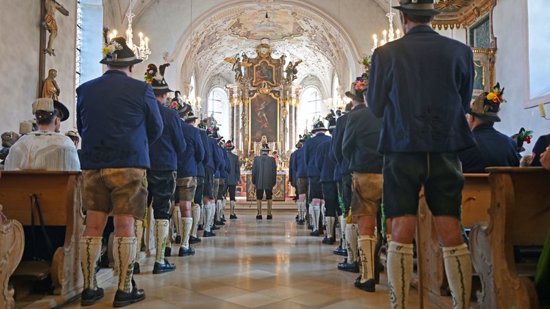 Schützen in Tracht nehmen beim jährlichen Heimattag am Kochelsee an einem katholischen Gottesdienst in der Pfarrkirche Sankt Michael teil. | Bild: picture alliance/dpa | Uwe Lein Schützen in Tracht nehmen beim jährlichen Heimattag am Kochelsee an einem katholischen Gottesdienst in der Pfarrkirche Sankt Michael teil.
