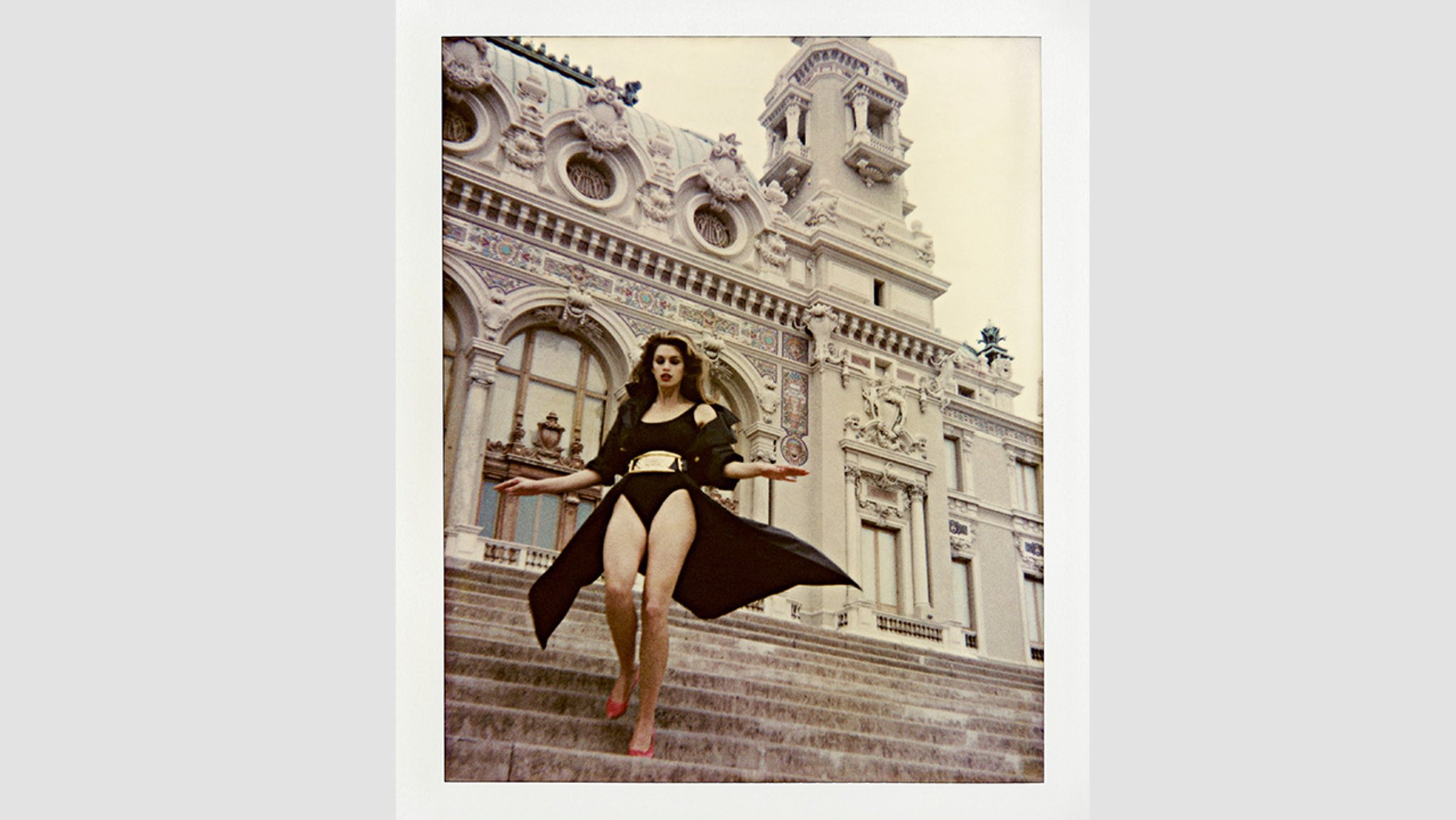 Modell mit wehendem Rock auf einer Treppe | Bild: Helmut Newton Foundation Modell mit wehendem Rock auf einer Treppe