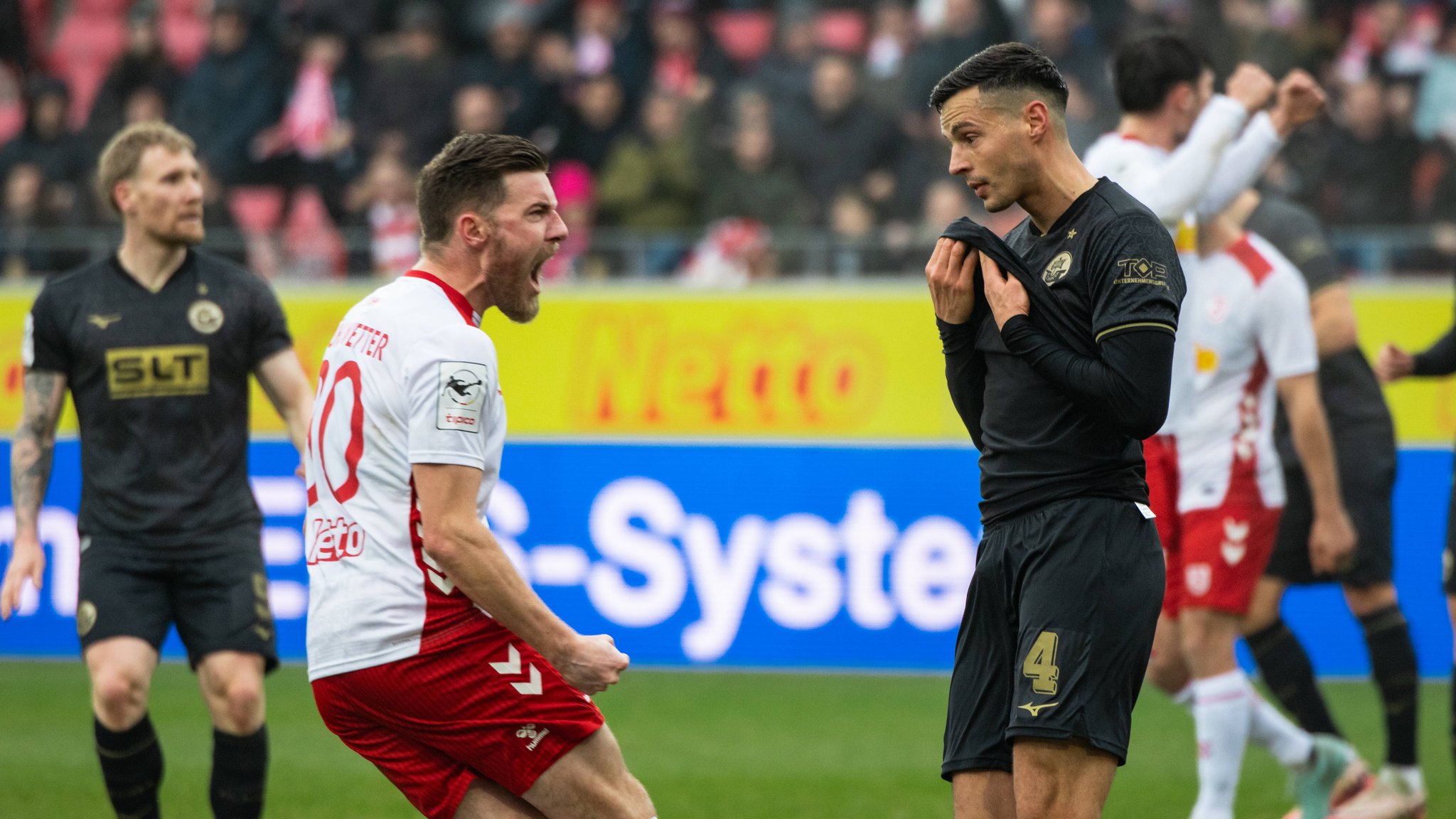 Christian Kühlwetter (SSV Jahn Regensburg, 30) reagiert auf den verschossenen Elfmeter von Kenan Fatkic (FC Hansa Rostock) 