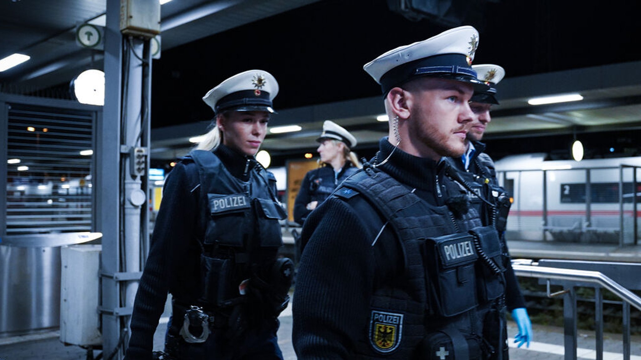 Polizisten während eines Einsatzes am Nürnberger Bahnhof