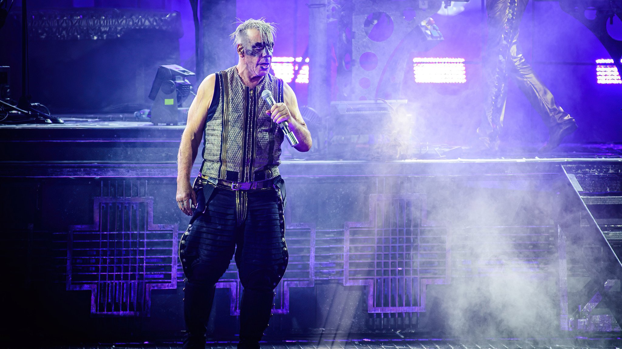 Till Lindemann spricht oder singt in ein Mikrofon 