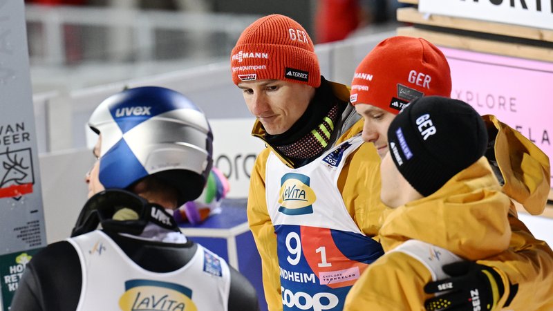 Teamspringen Männer: Andreas Wellinger (l-r), Karl Geige, Stephan Leyhe und Philipp Raimund. | Bild: picture-alliance/dpa Teamspringen Männer: Andreas Wellinger (l-r), Karl Geige, Stephan Leyhe und Philipp Raimund.
