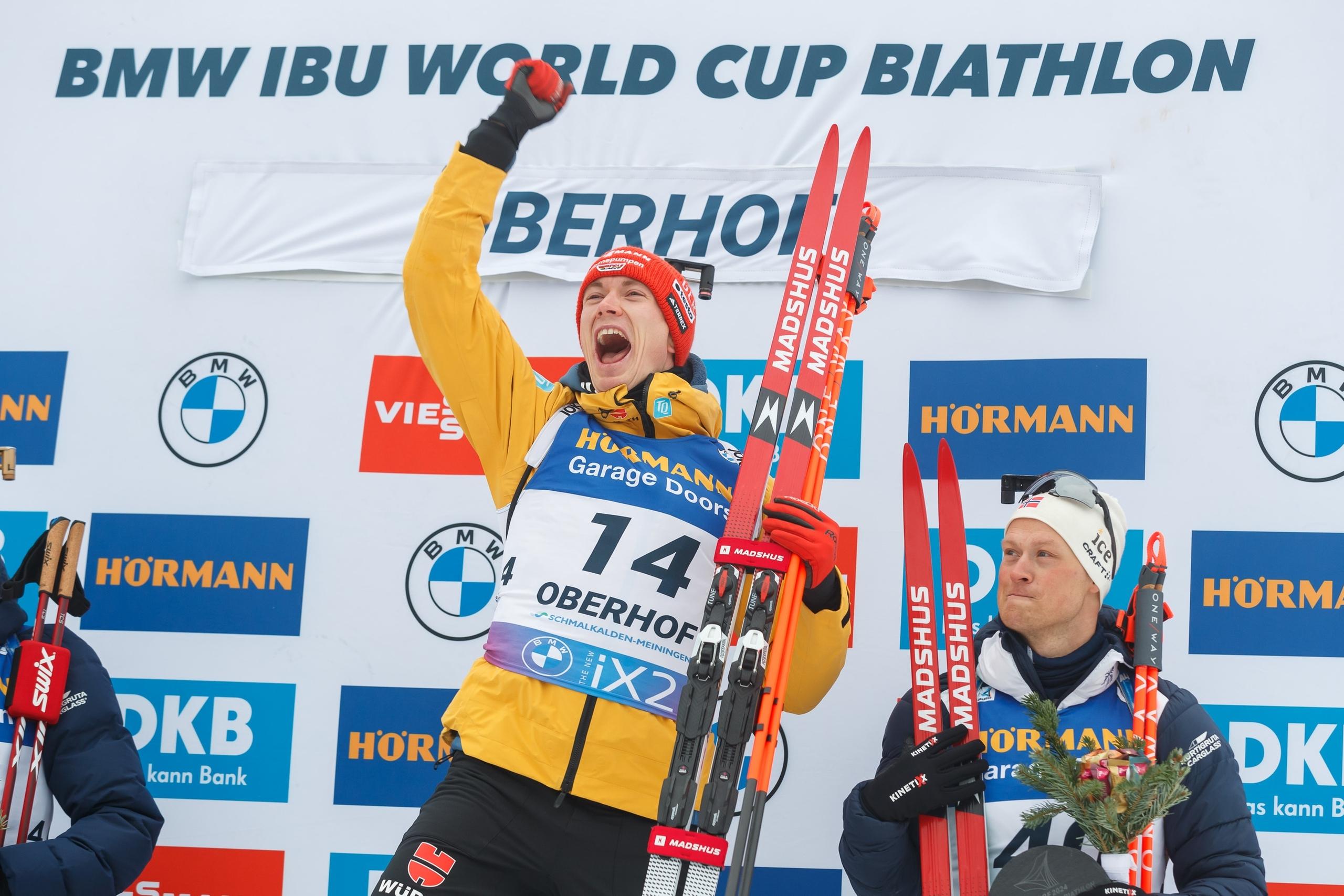 Benedikt Doll jubelt bei der Siegerehrung in Oberhof