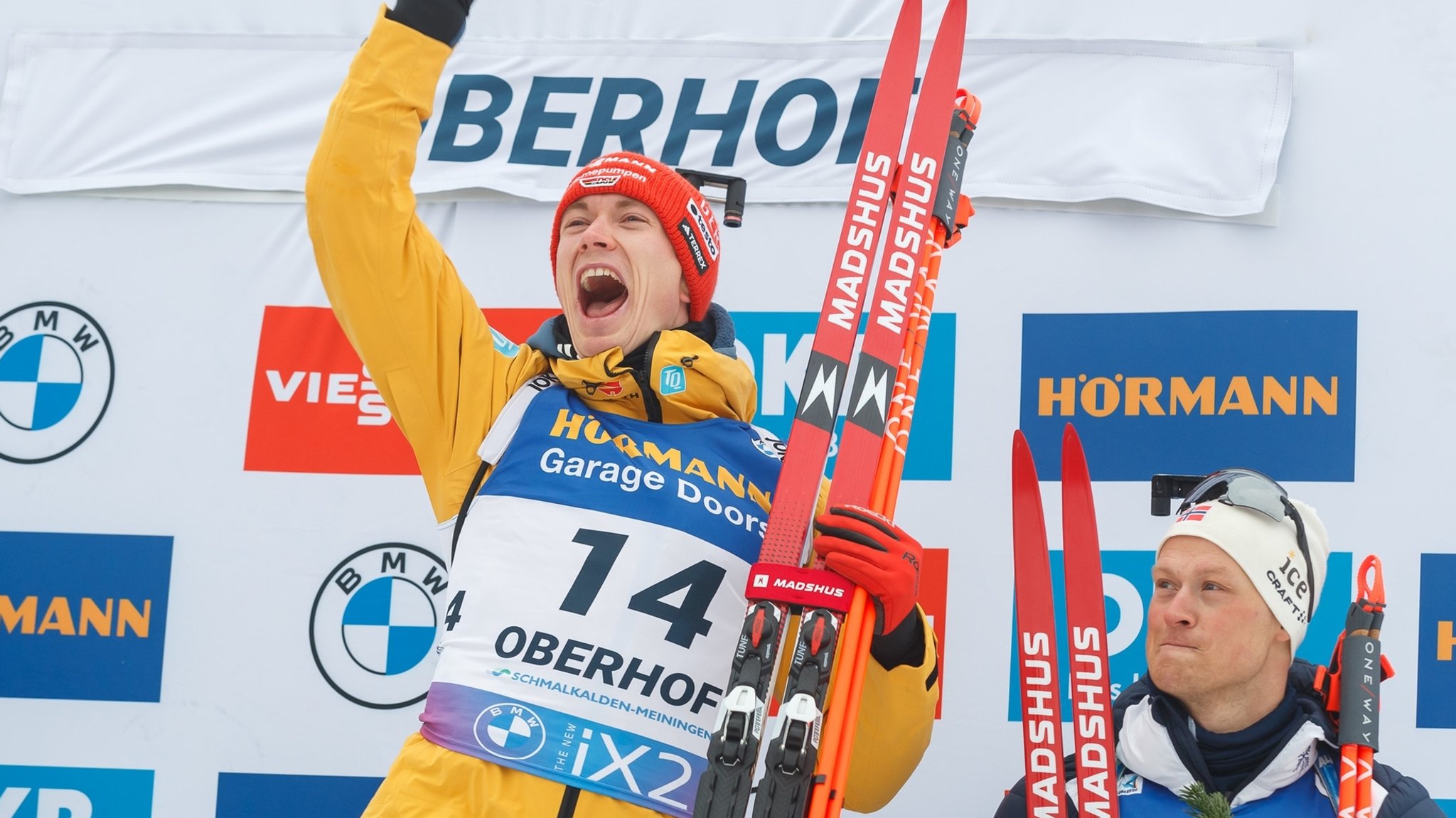 Benedikt Doll jubelt bei der Siegerehrung in Oberhof