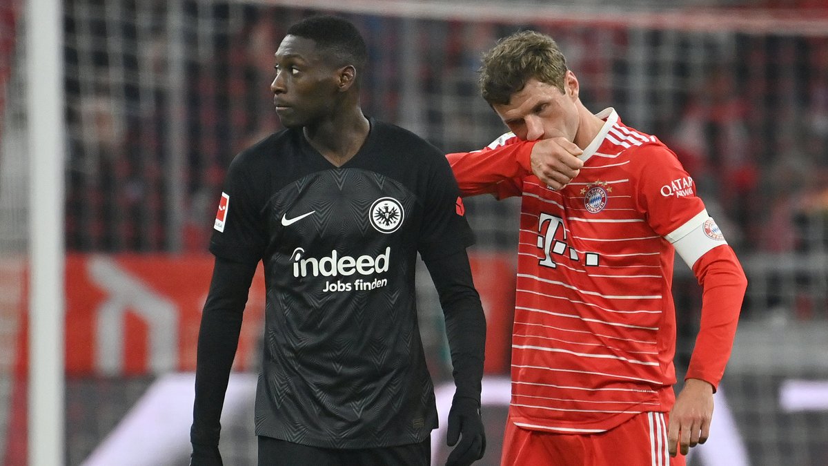 Bald Teamkollegen? Kolo Muani (l.) traf bereits zweimal gegen den FC Bayern und Thomas Müller (r.).