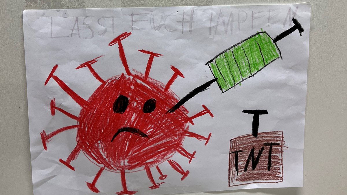 Bild im Dillinger Impfzentrum: Das Corona Virus, gezeichnet von einem Kind. 