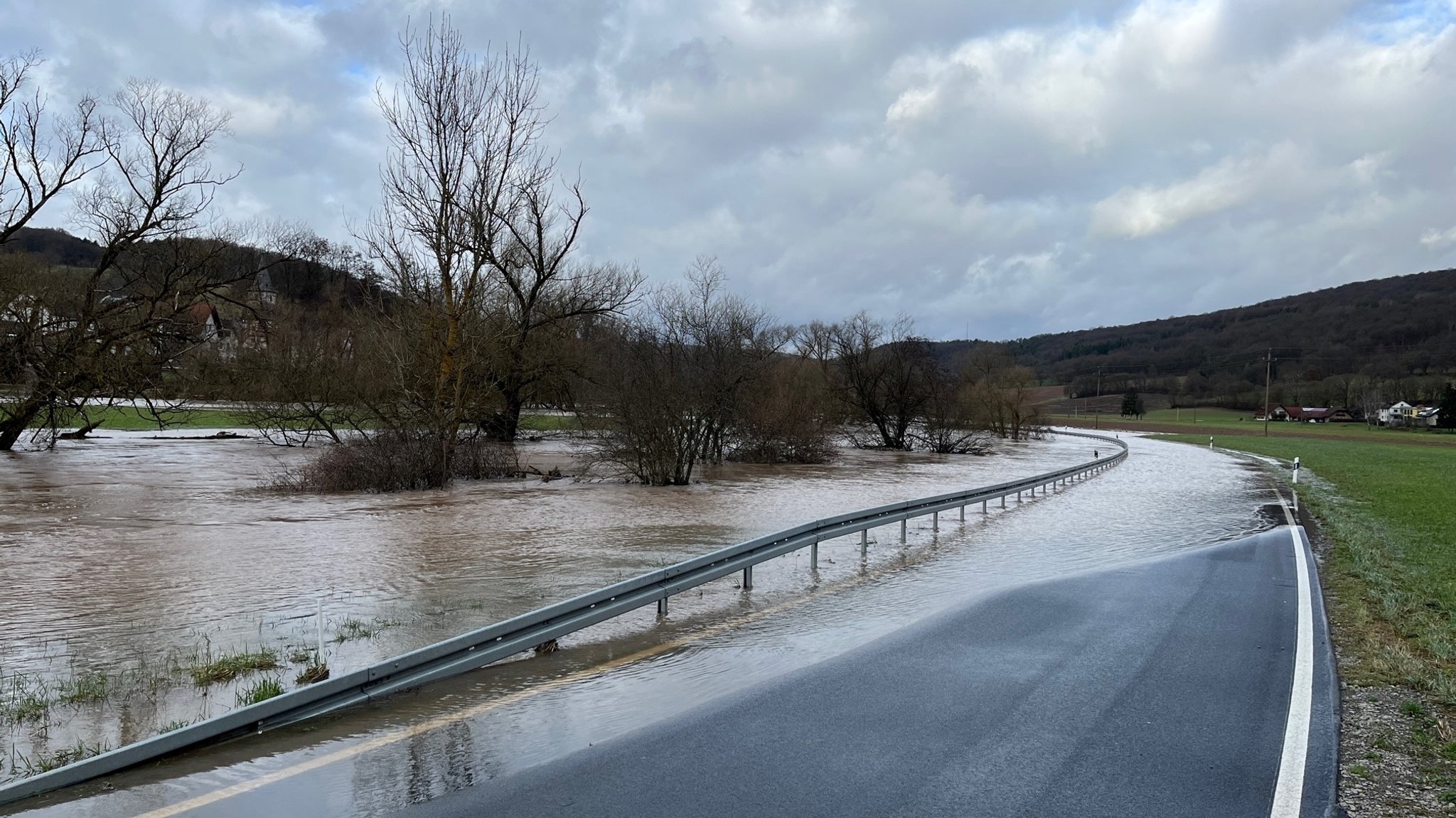 Überflutete Straßen bei Gräfendorf