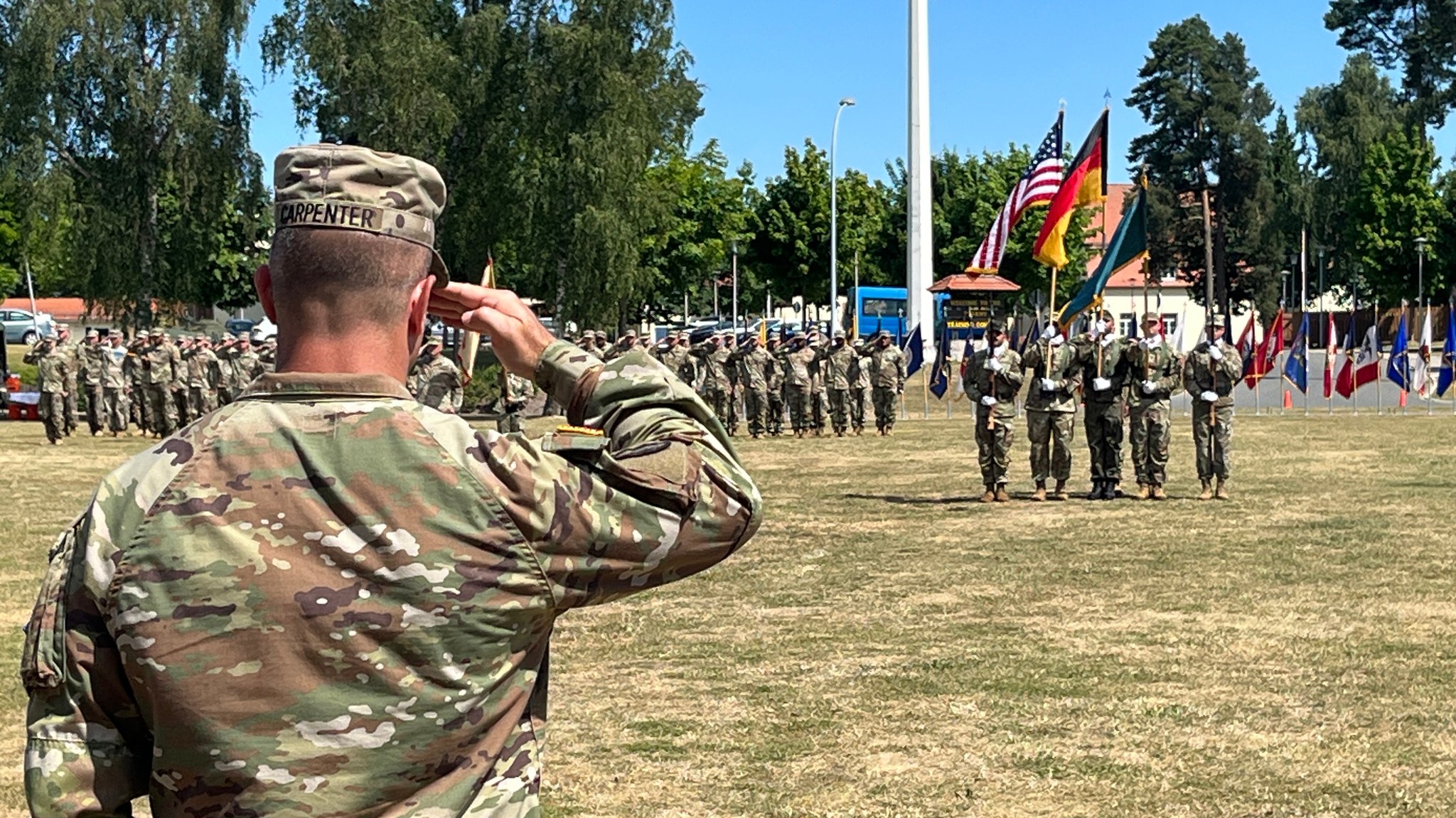 Der scheidende General Stephen Carpenter steht auf einem Feld den Soldaten gegenüber und wird militärisch verabschiedet.