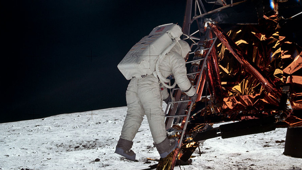 Neil Armstrong, von dessen ersten Schritt auf den Mond es leider kein Bild gibt, fotografierte am 21. Juli 1969 bei der ersten Mondlandung den Astronauten Buzz Aldrin, als er von der Leiter des Eagle auf den Mond kletterte.