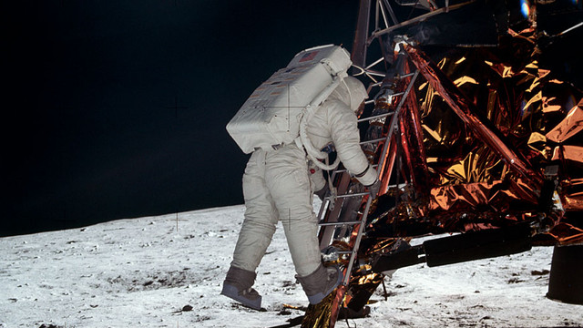 Neil Armstrong, von dessen ersten Schritt auf den Mond es leider kein Bild gibt, fotografierte am 21. Juli 1969 bei der ersten Mondlandung den Astronauten Buzz Aldrin, als er von der Leiter des Eagle auf den Mond kletterte.