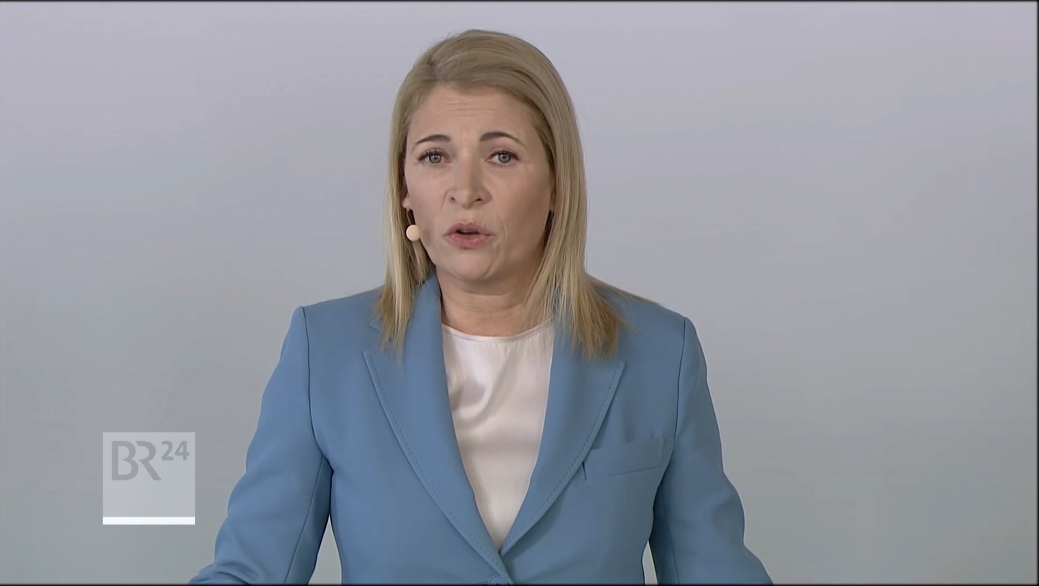 Evelyn Palla ist seit einem Jahr die Konzernchefin. Sie hat extra den Lokführerschein absolviert - hat es aber schwer, in Fahrt zu kommen. | Bild: Bayerischer Rundfunk 2026 Evelyn Palla ist seit einem Jahr die Konzernchefin. Sie hat extra den Lokführerschein absolviert - hat es aber schwer, in Fahrt zu kommen.