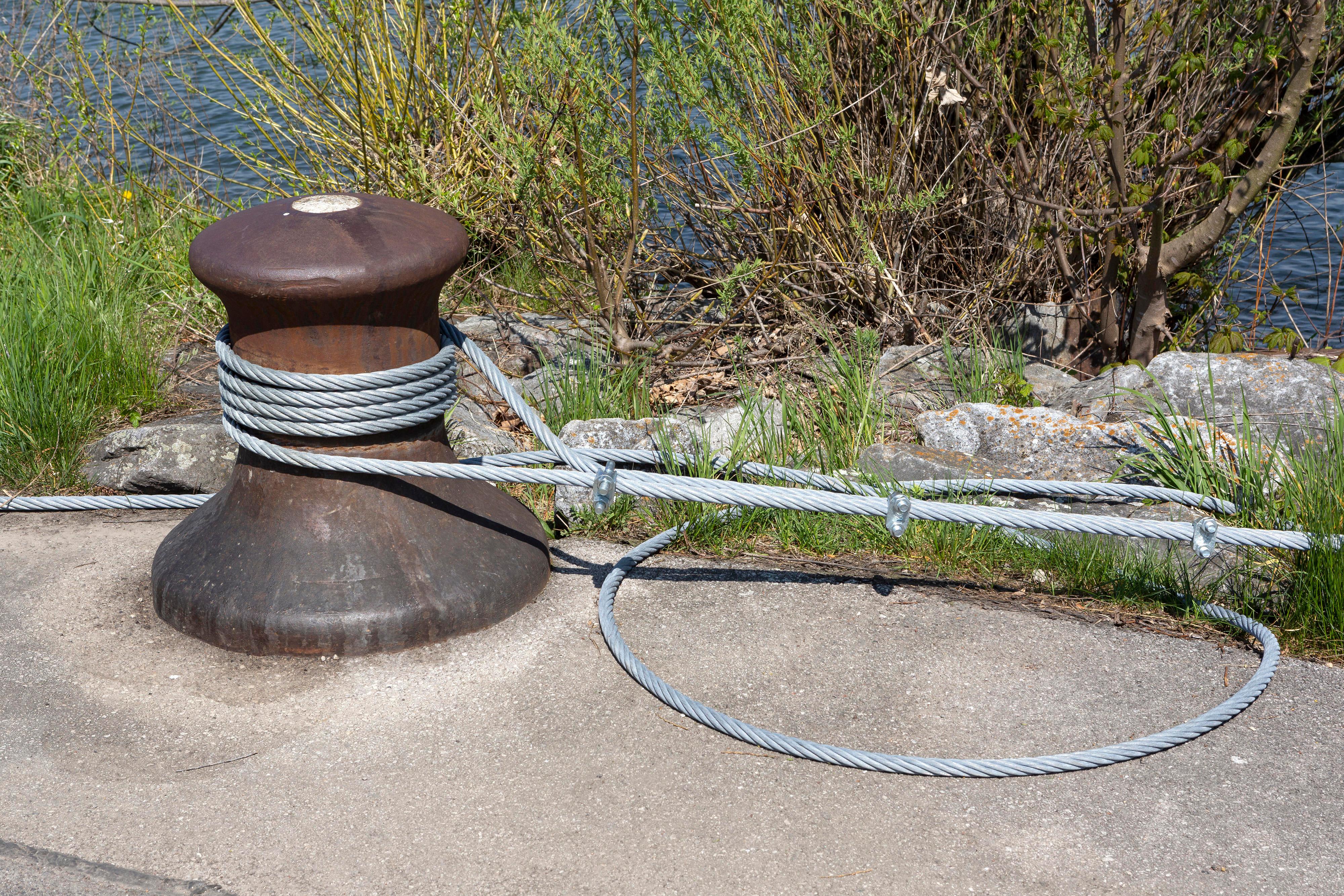 Poller an einem Schiffsanlegeplatz (Symbolbild)