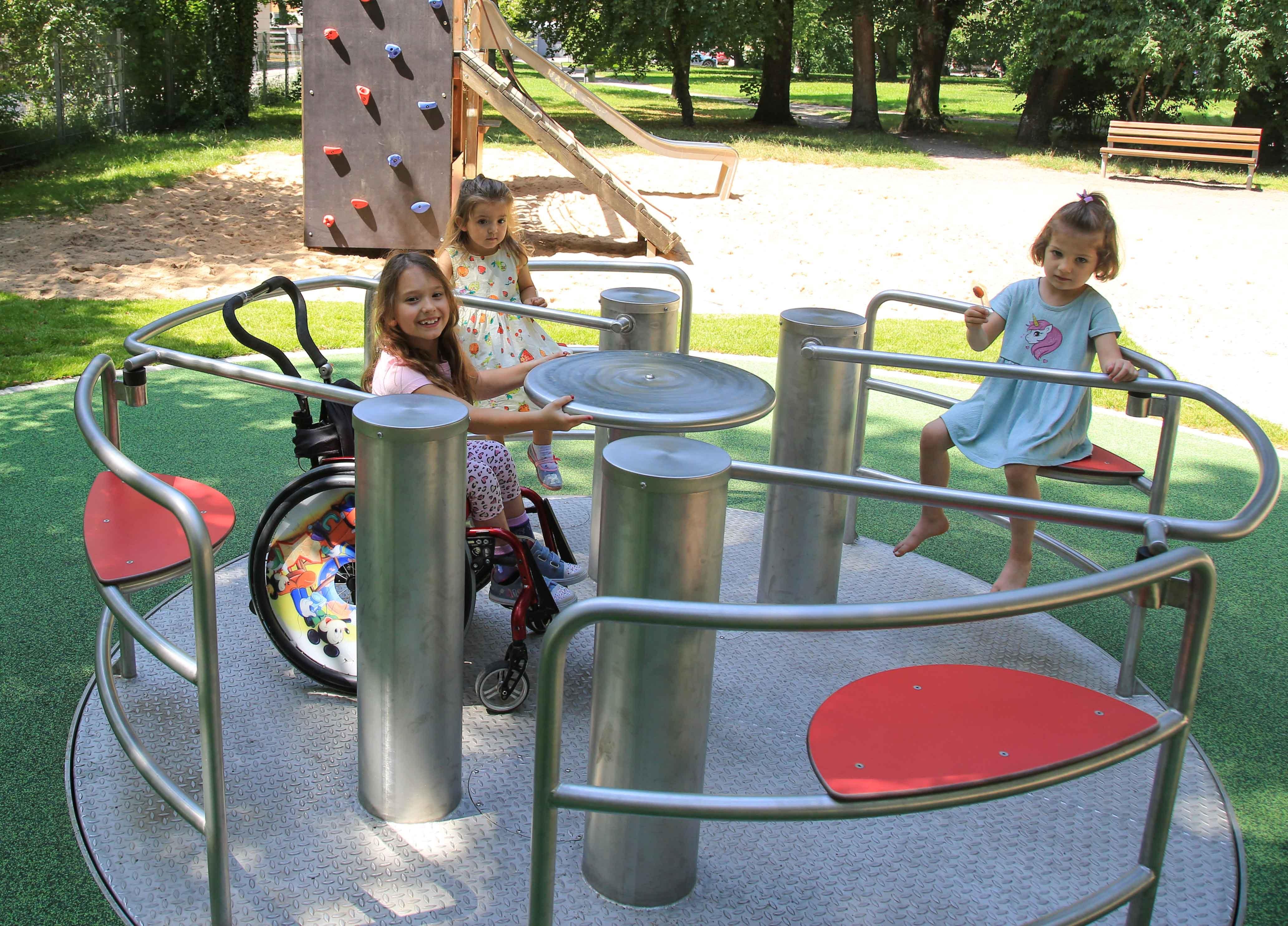 Das Karussell ist das erste Inklusionskarussell auf einem Spielplatz der Stadt Dachau.