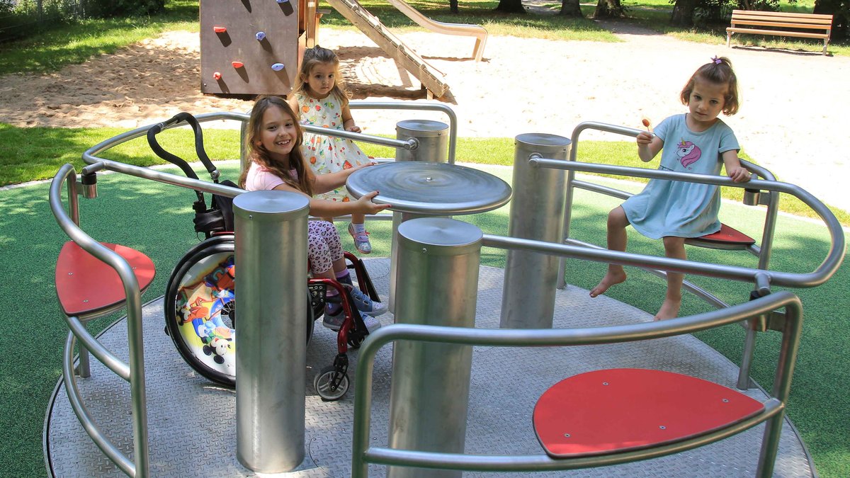 Das Karussell ist das erste Inklusionskarussell auf einem Spielplatz der Stadt Dachau.