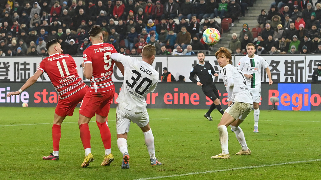 Mergim Berisha (Nummer elf) trifft zum 1:0 des FC Augsburg gegen Mönchengladbach