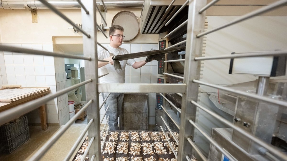 Bäckermeister in einer Backstube (Symbolbild).