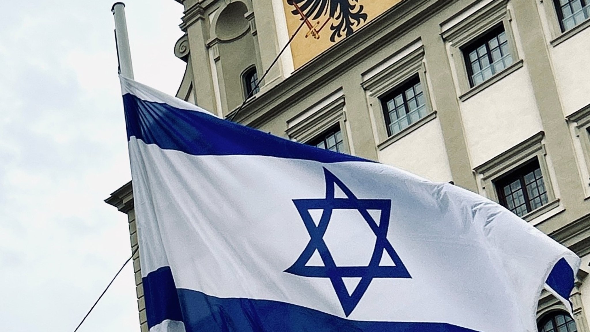 Israel-Flagge vor dem Augsburger Rathaus