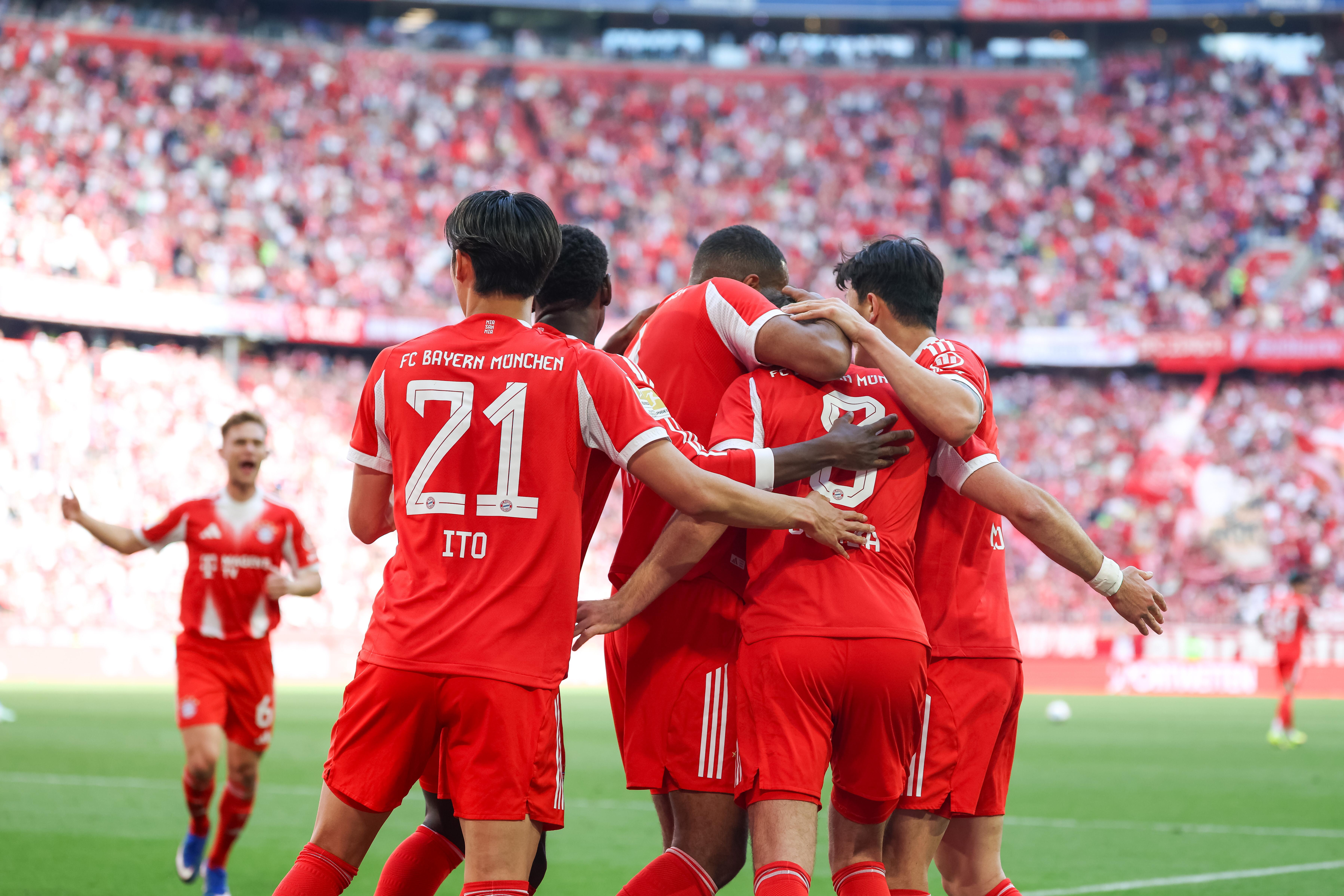 Jubelnde Spieler des FC Bayern