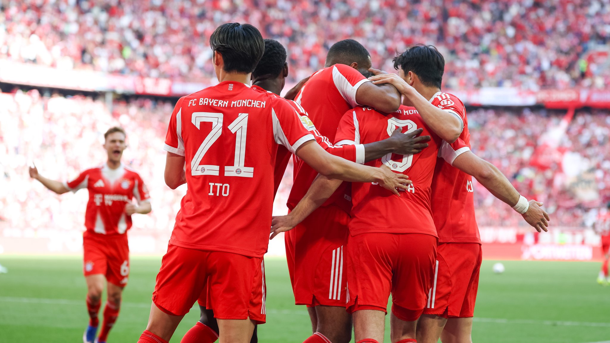 Jubelnde Spieler des FC Bayern