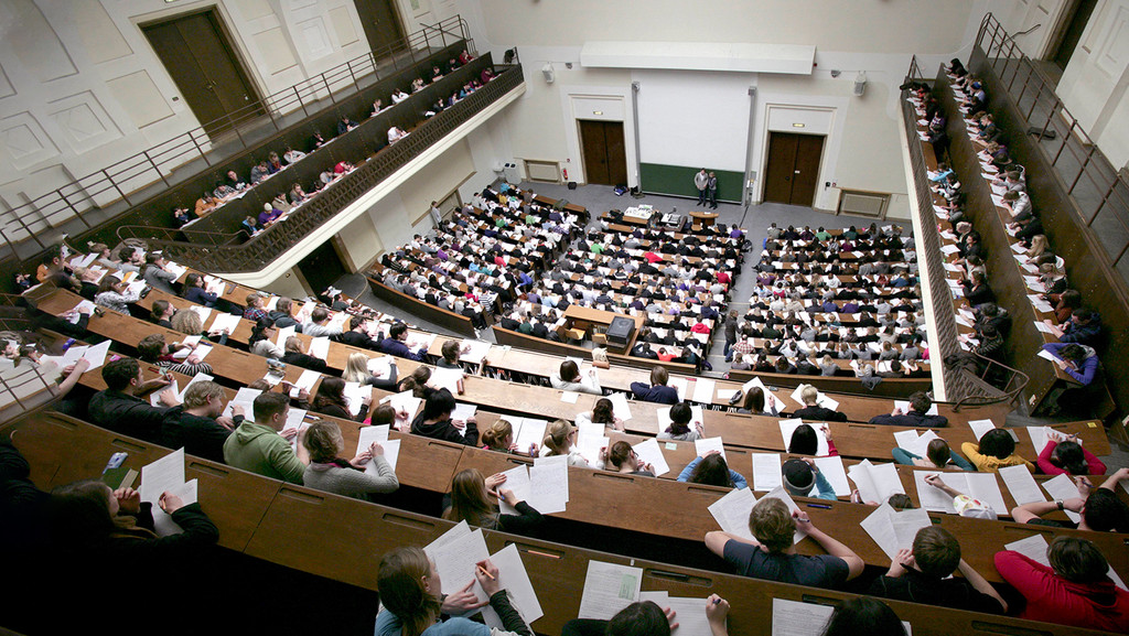 Hörsaal gefüllt mit Studentinnen und Studenten (Symbolbild)