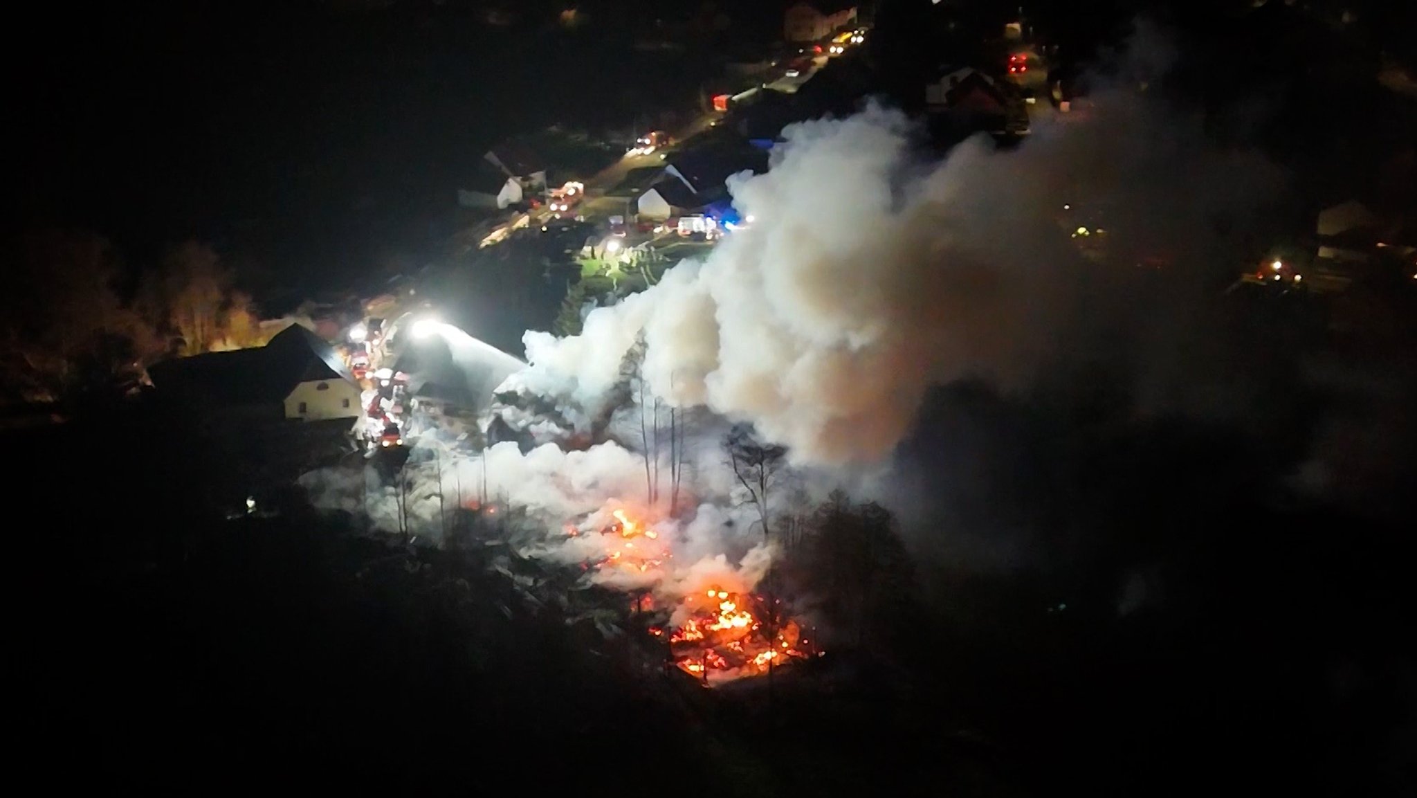 Feuer mitten in der Nacht: Großeinsatz in Sägewerk in Wunsiedel