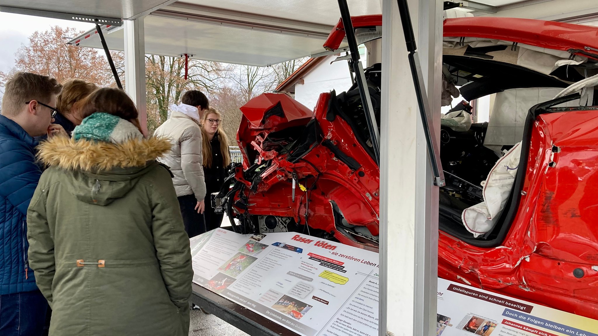 Fahranfänger vor dem zerstörten Autowrack