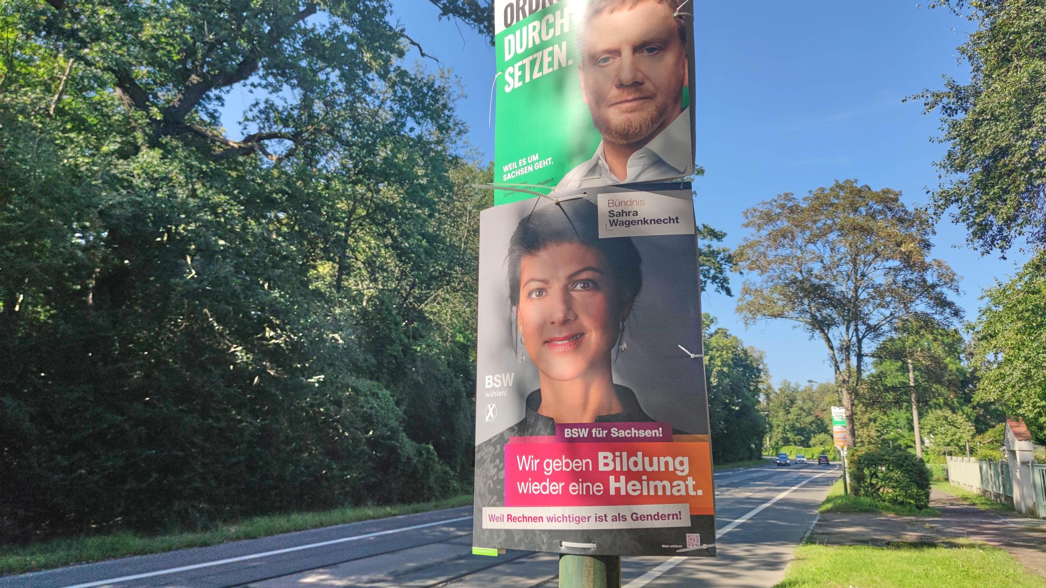 Wahlplakate zur Landtagswahl: CDU-Wahlplakat mit Michael Kretschmer.  Darunter BSW mit Sahra Wagenknecht