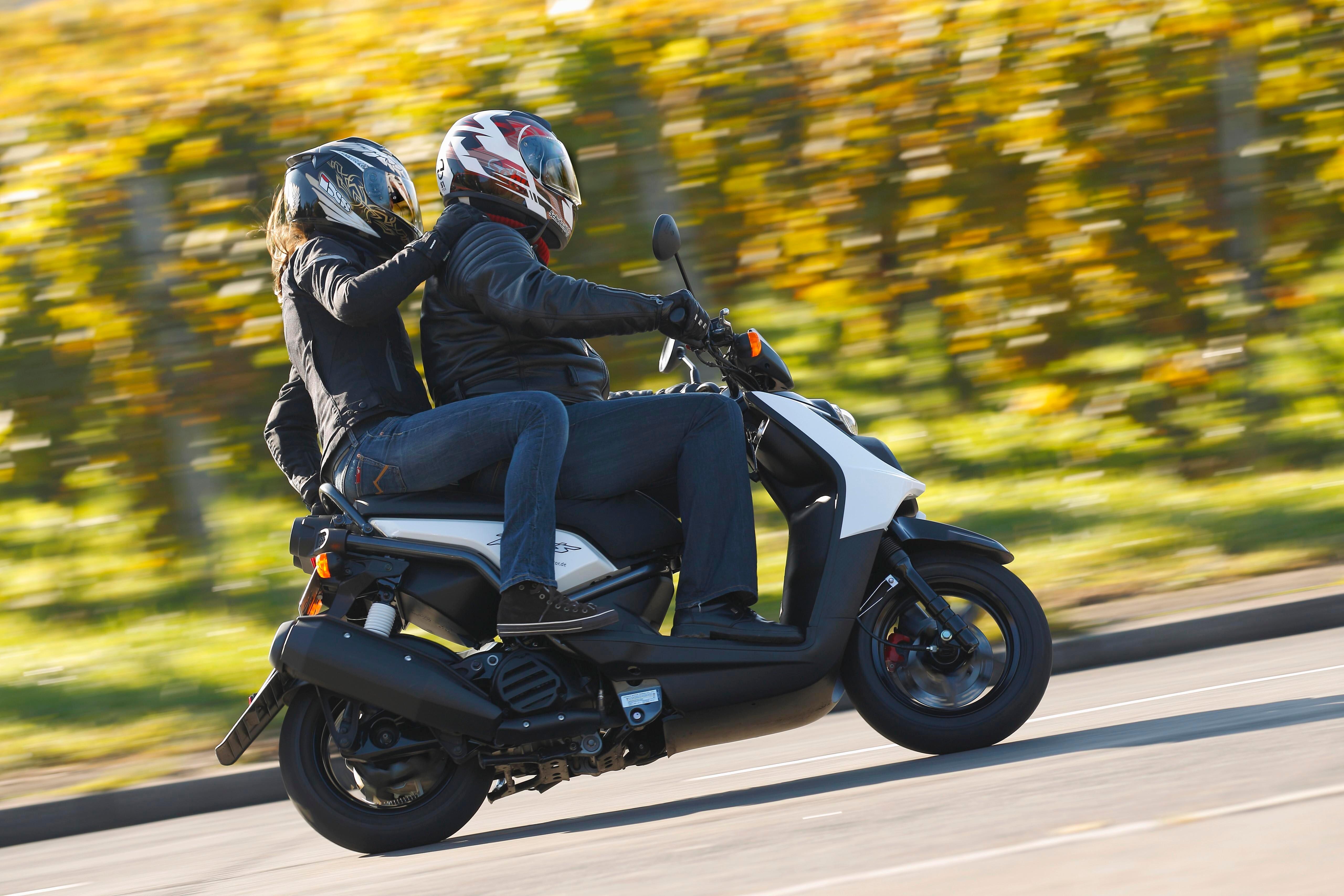 Zwei Personen auf einem Motorroller