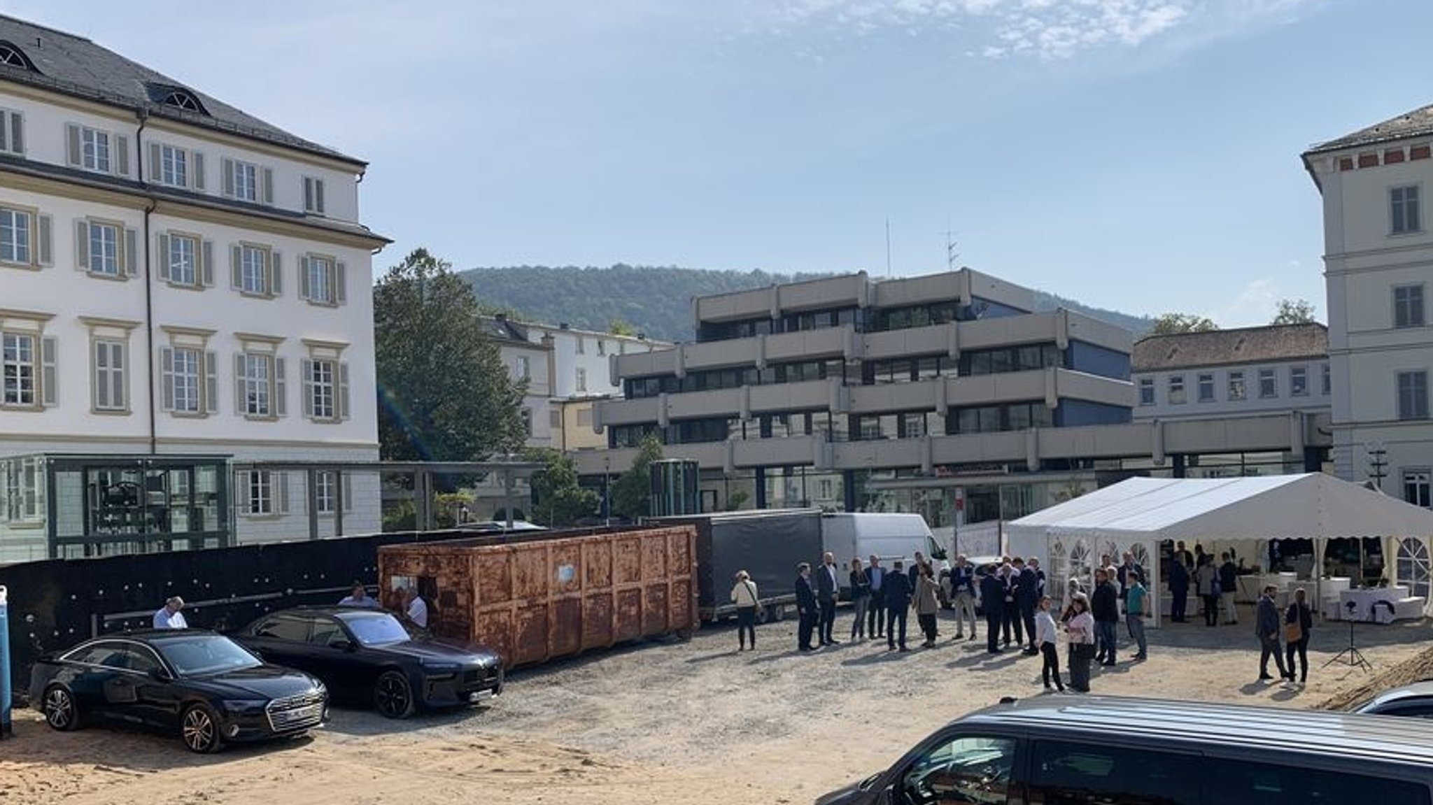 Wo Jahren am Rand von Bad Kissingens Altstadt eine Baulücke klafft, stand früher "Königliches Kurhaushotel" – nun ist ein neues Hotel in Planung.