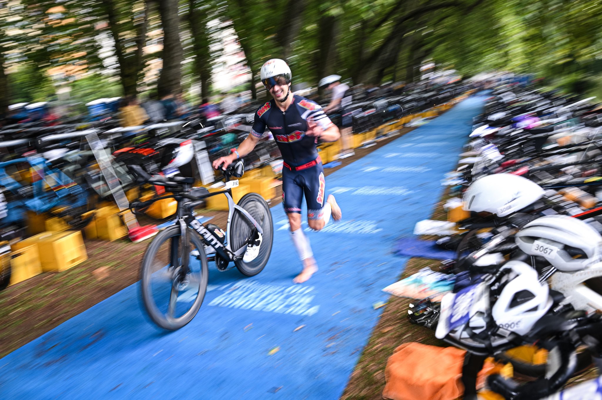 Triathlon Wechselzone Schwimmen Rad